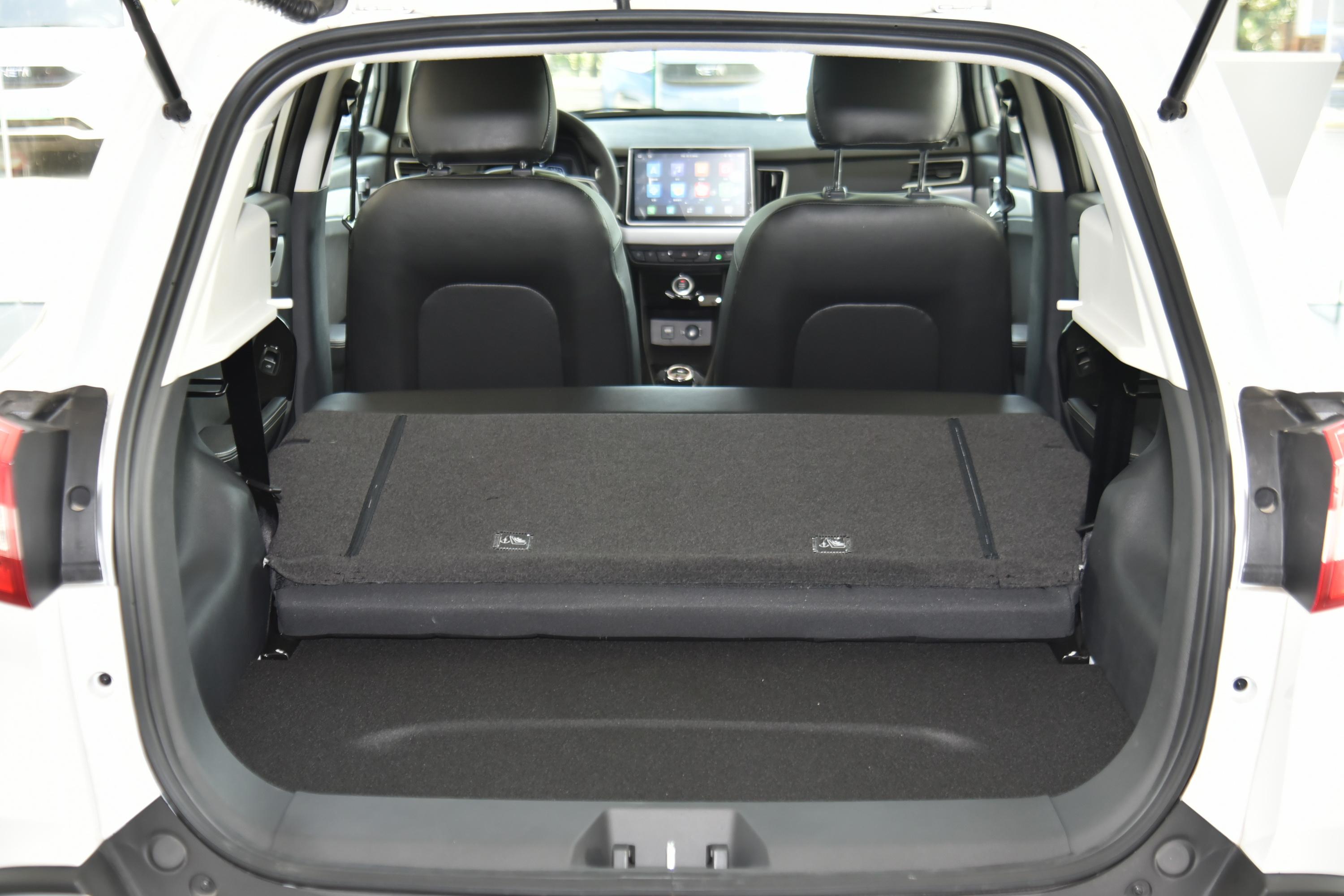 哪吒n01后备厢空间的表现比较不错,开口大小符合它的定位,一家人的置