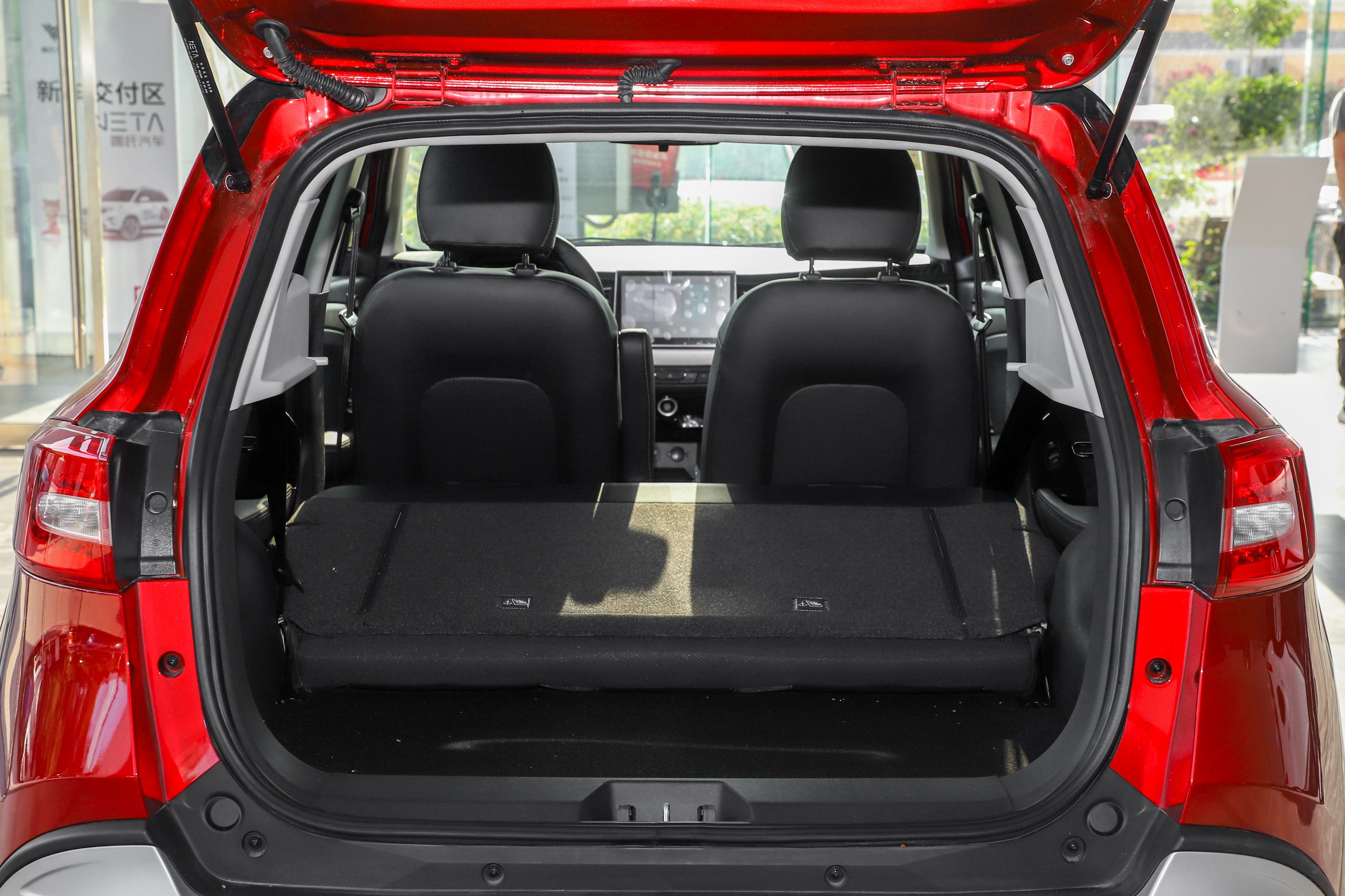 哪吒n01后备厢空间表现中规中矩,如果需要装一些较大的物件,后排座椅