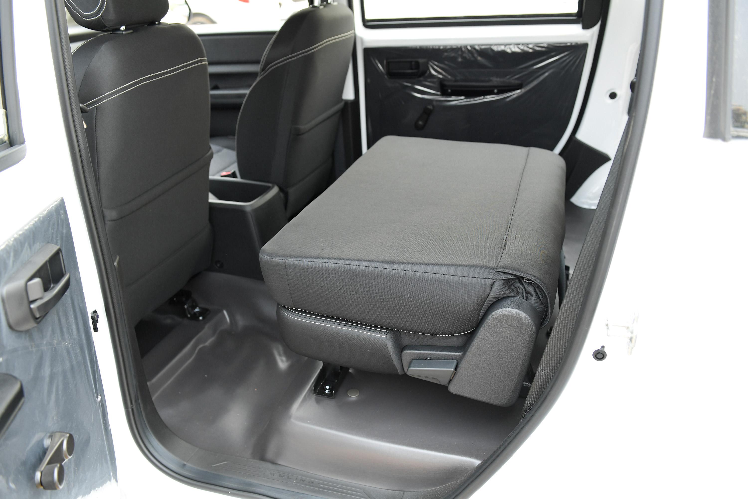 五菱宏光plus空间表现不错,腿部头部空间都挺舒适,带来更好的乘坐感受