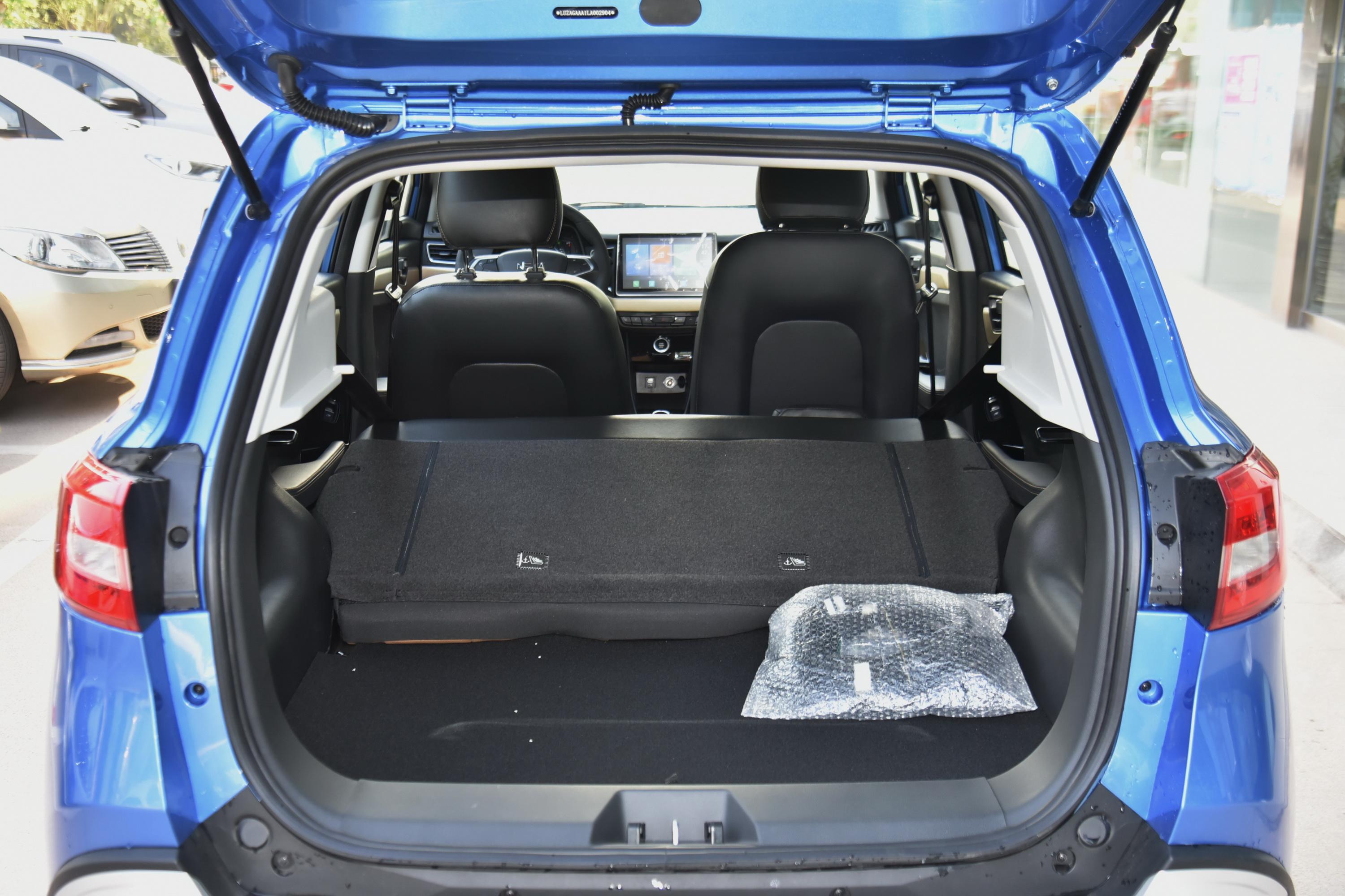 哪吒n01后排空间还算宽敞,头部和腿部空间都有一定的余量,满足日常