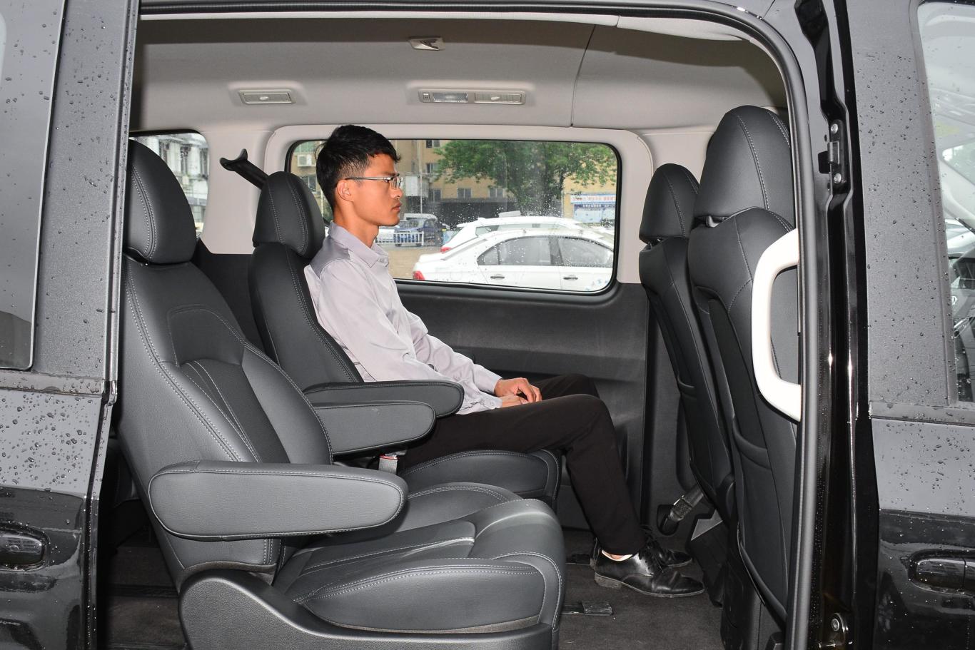 大通g102.0t 自动精英版 柴油 7座后排空间体验