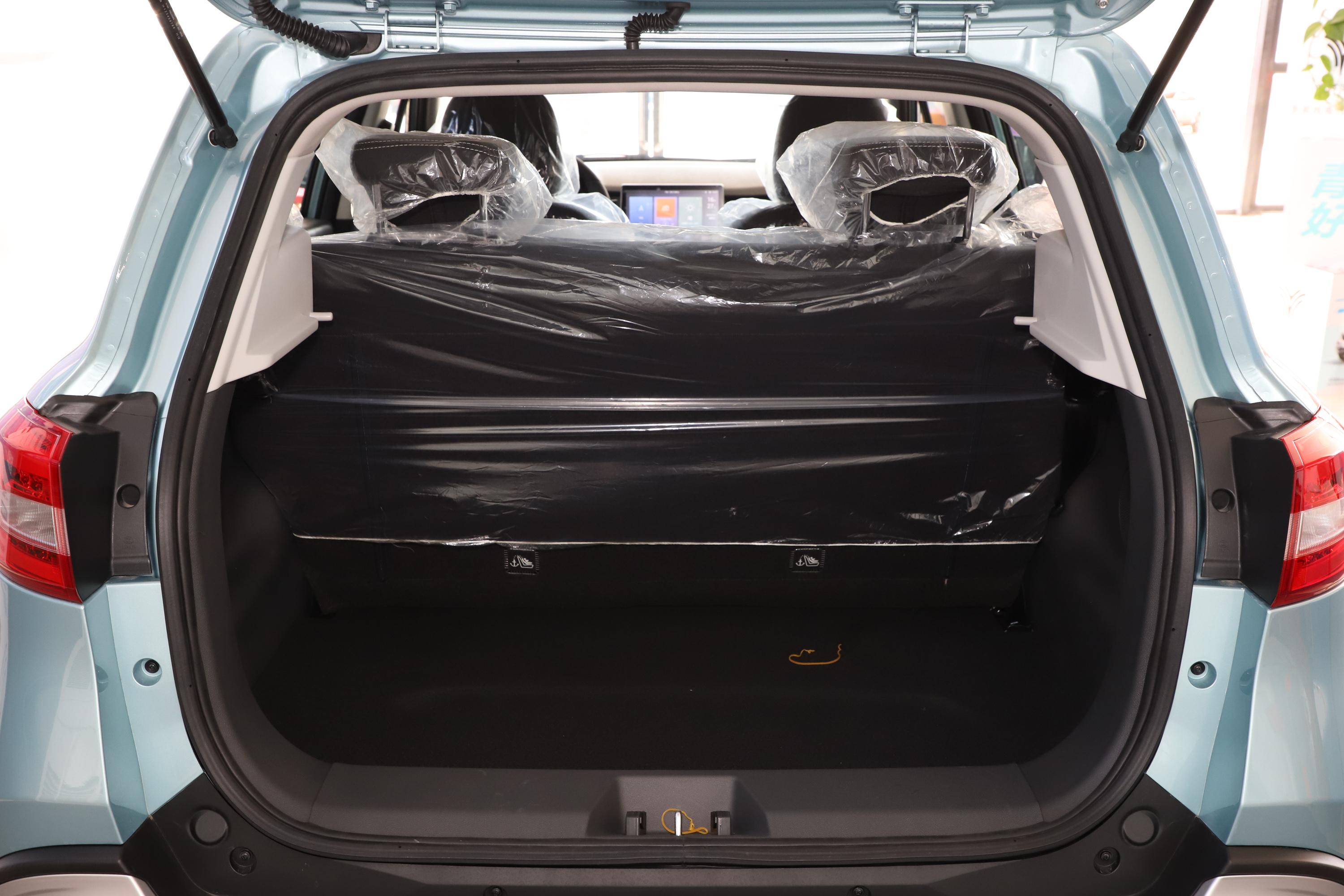 哪吒n01后排空间表现中规中矩,腿部空间还算富裕,满足日常家用完全没