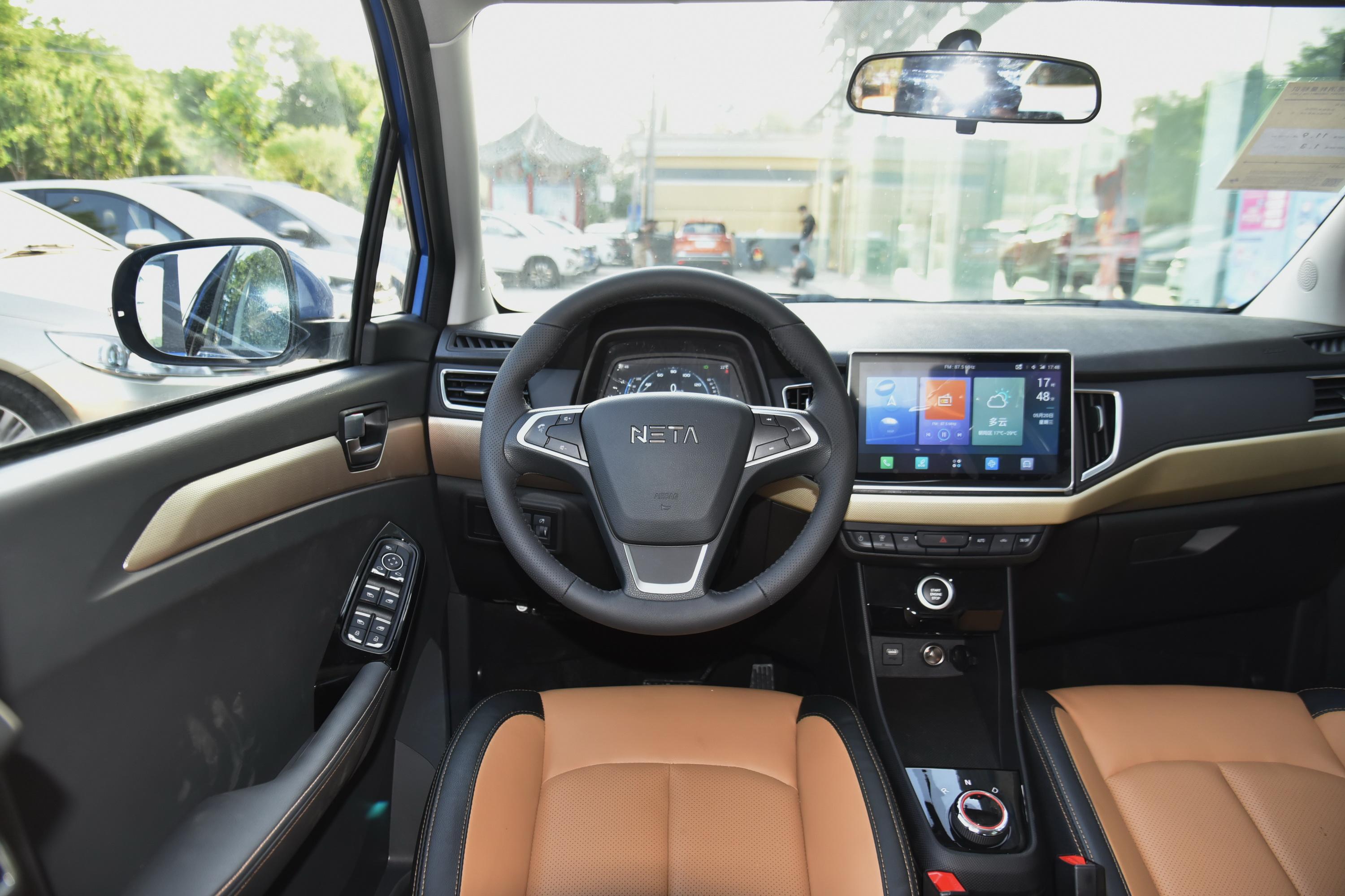 哪吒n01后备厢空间大小符合它家用的定位,一家人出行的置物空间可以