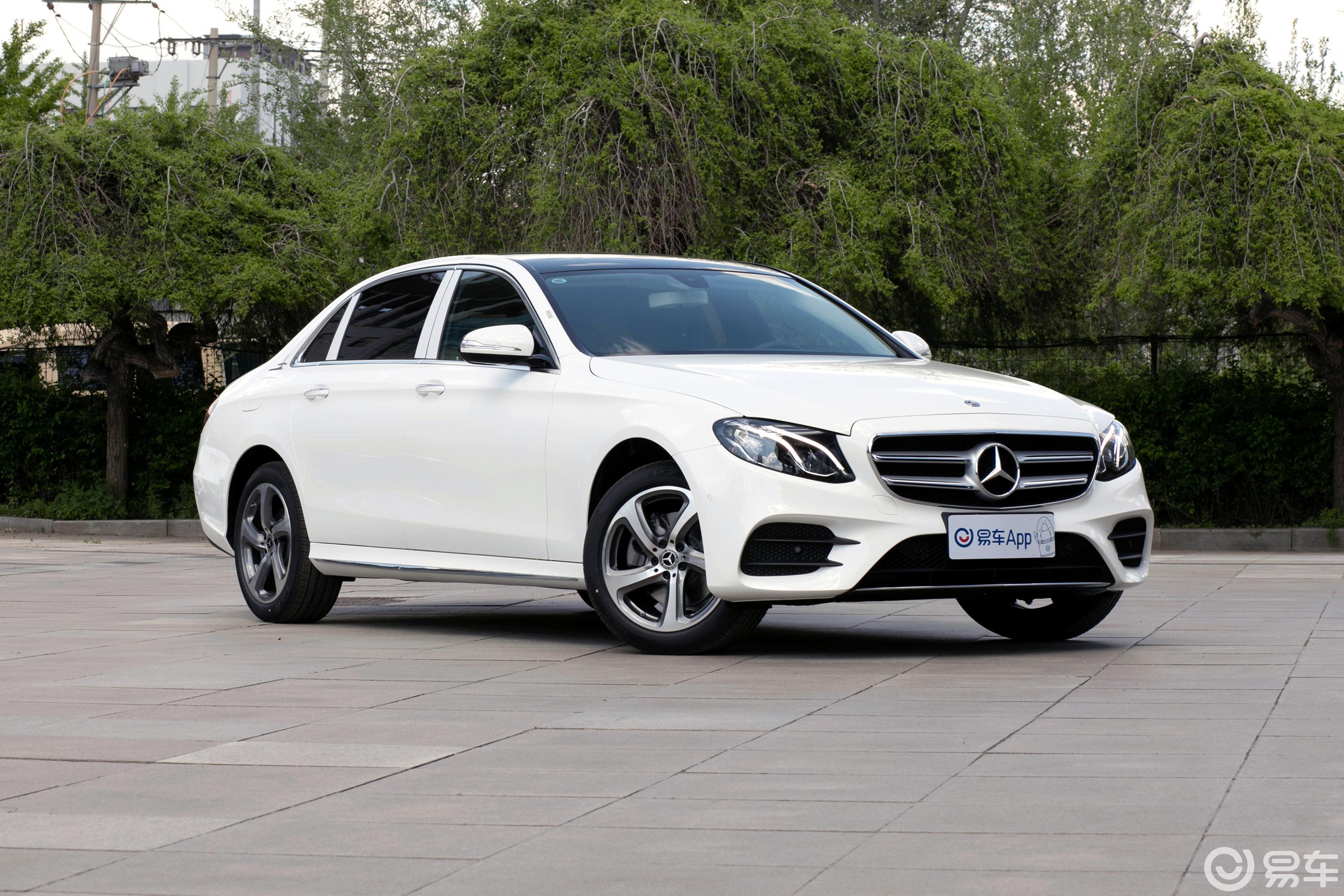 【奔驰e级2020款改款 e 260 l 运动型 4matic侧前45度车头向右水平