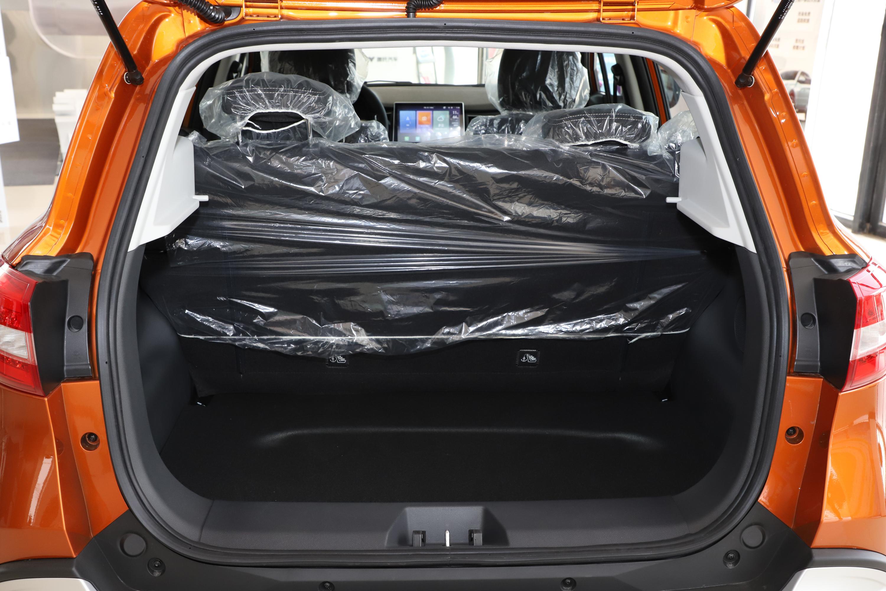 哪吒n01后备厢空间表现还可以,旅途出行有大件物品的话,可以放倒后排