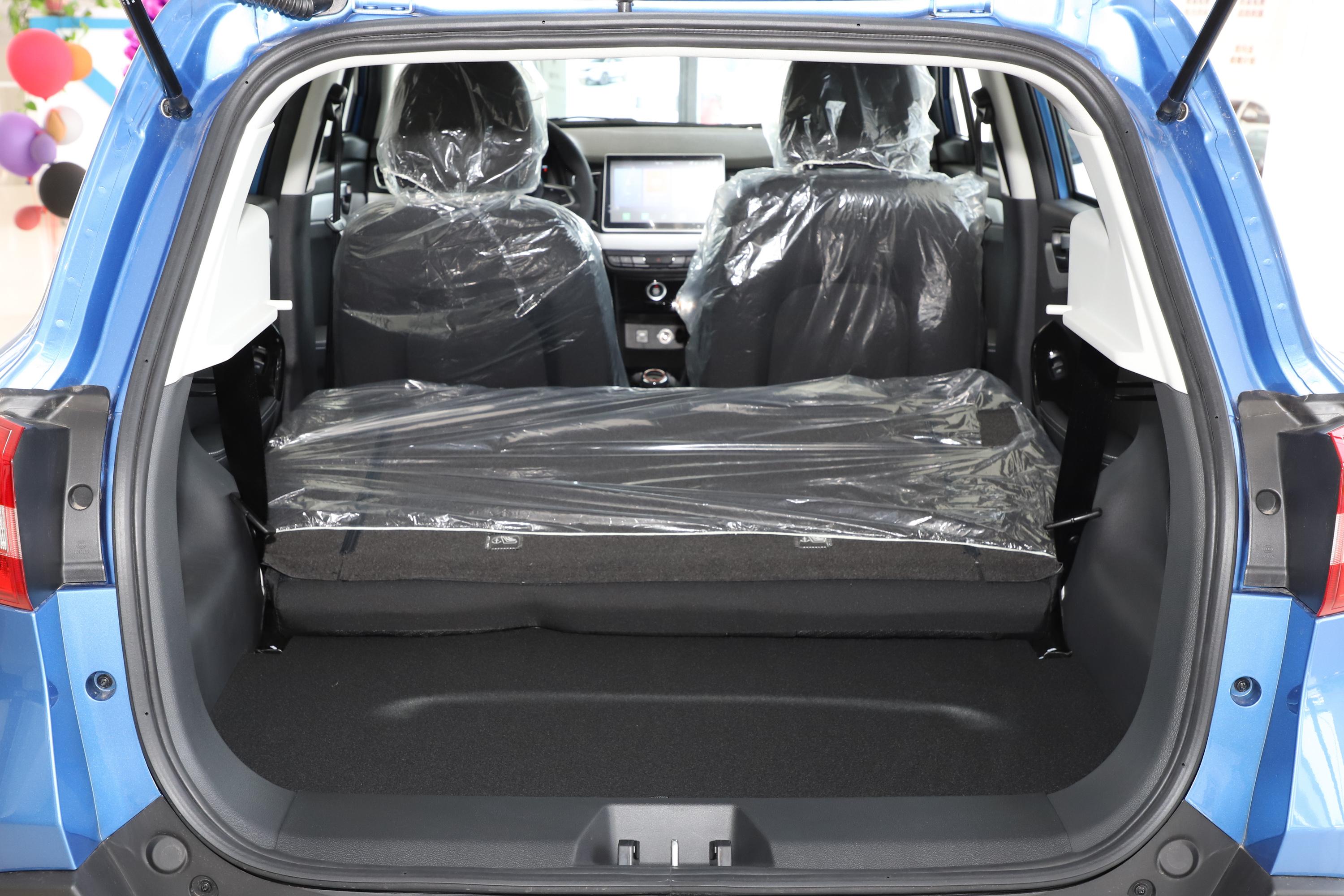 哪吒n01后备厢空间大小符合它家用的定位,一家人出行的置物空间可以