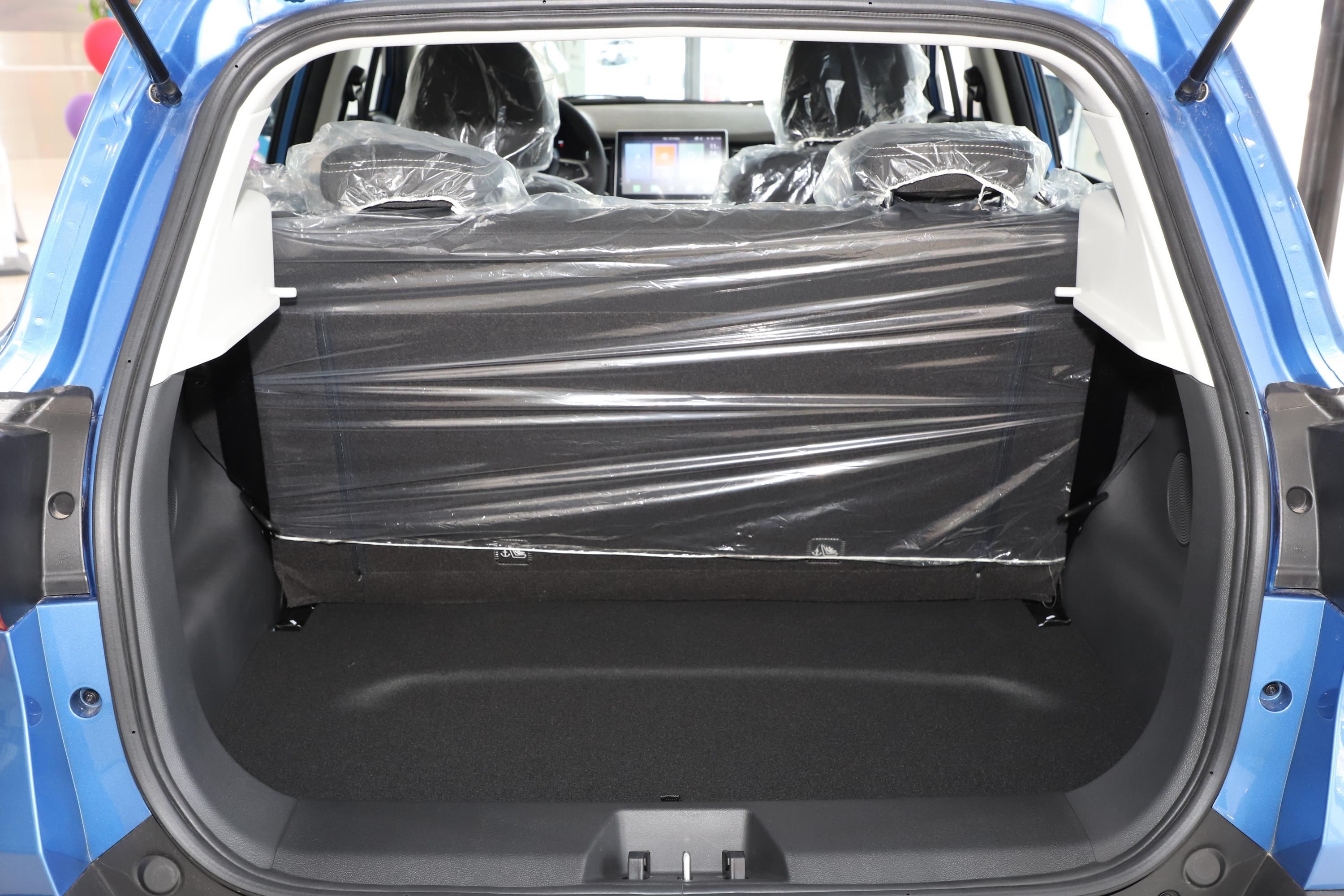 哪吒n01后备厢空间表现中规中矩,如果需要装一些较大的物件,后排座椅