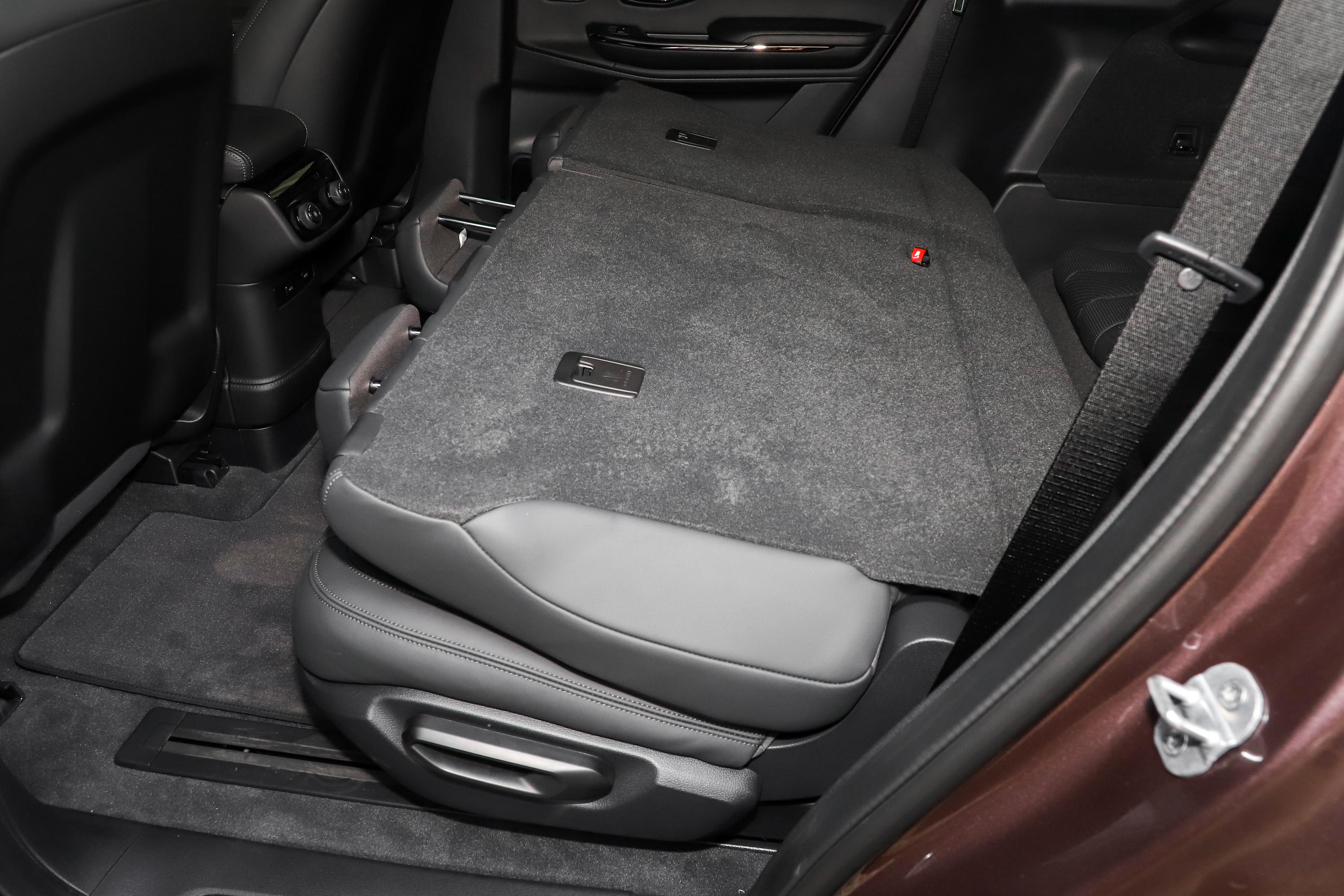 蔚来es8后备厢空间可利用率很高,装载能力也较为出色,后排座椅支持