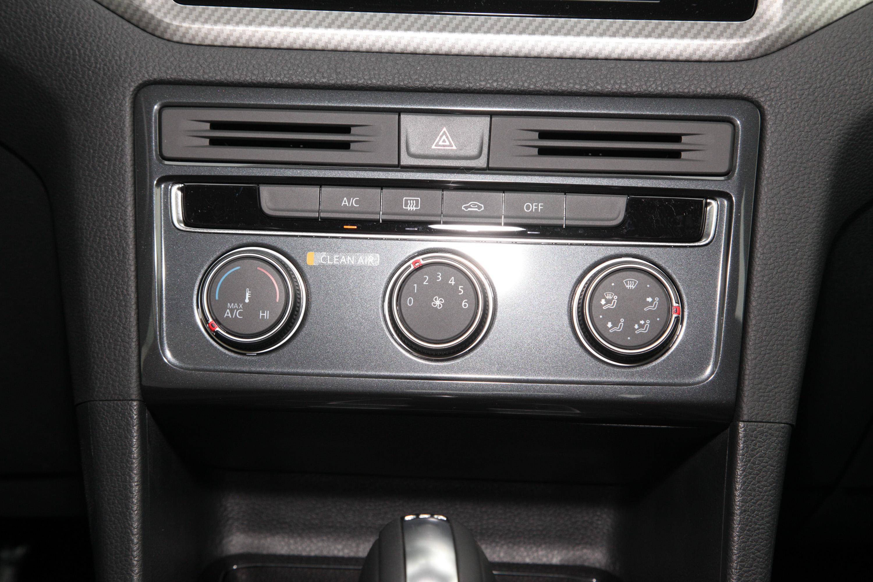 接下来看下配置,高尔夫·嘉旅配备驾驶模式选择,遥控中控,后排中央