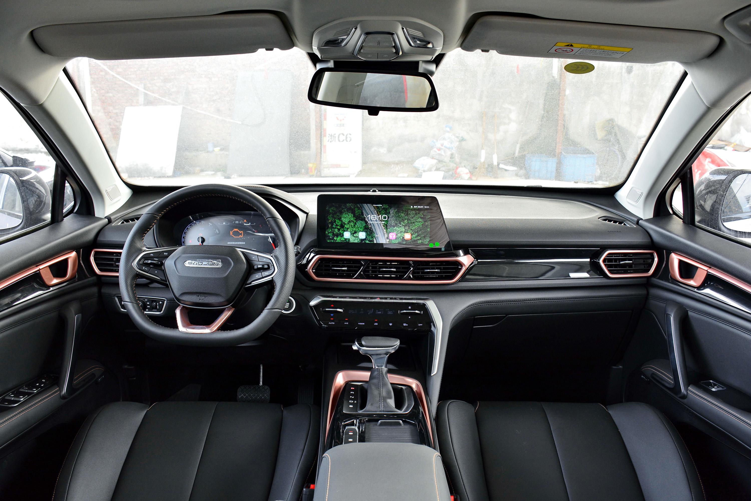 内饰方面,新宝骏rs-5的内饰设计也是比较的有质感,整个中控上使用了