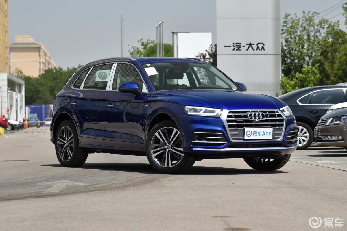 【奥迪q5l2020款45 tfsi 尊享豪华运动型侧前45度车头向右水平汽车