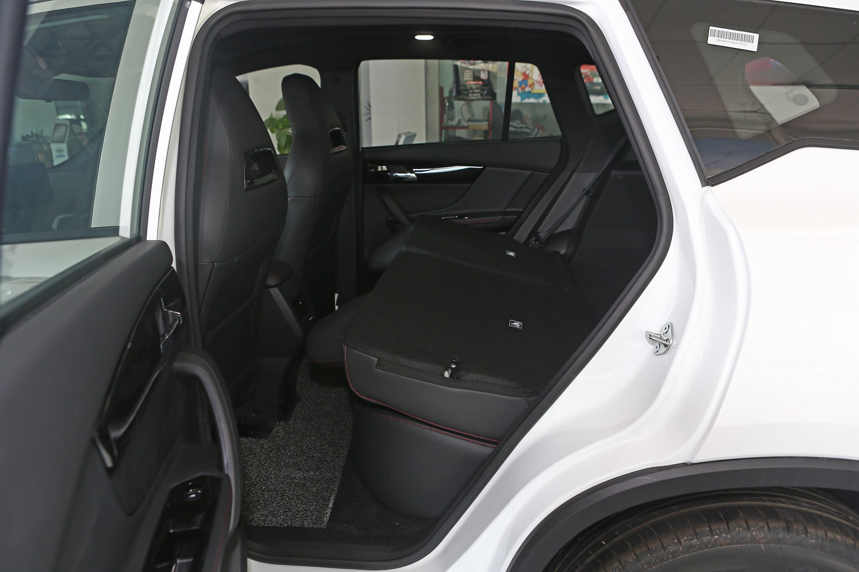 海马8s后备厢空间表现还算不错,放倒后排座椅后,能够进一步扩展空间