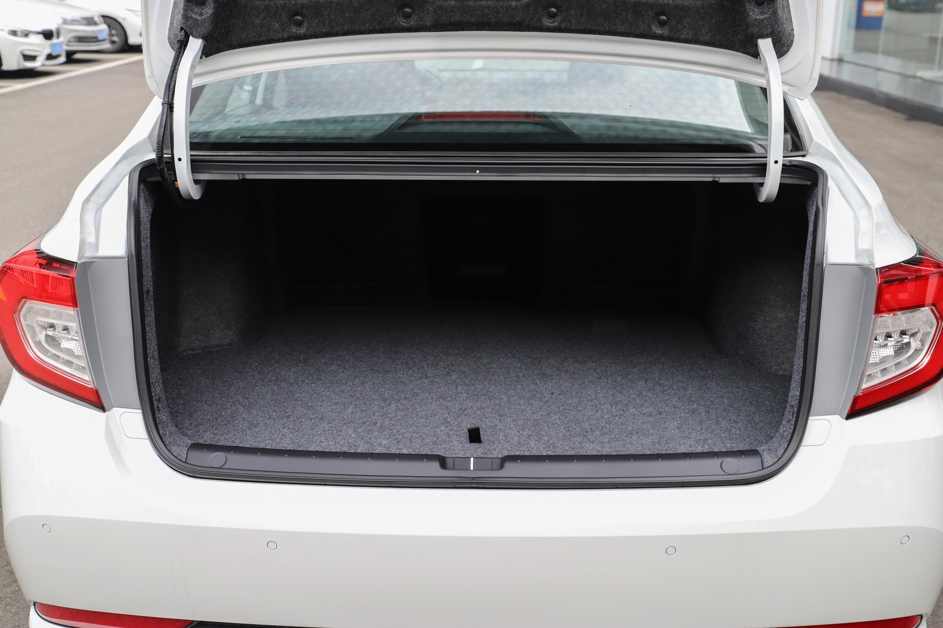 凌派后备厢空间表现还可以,旅途出行有大件物品的话,可以放倒后排座椅