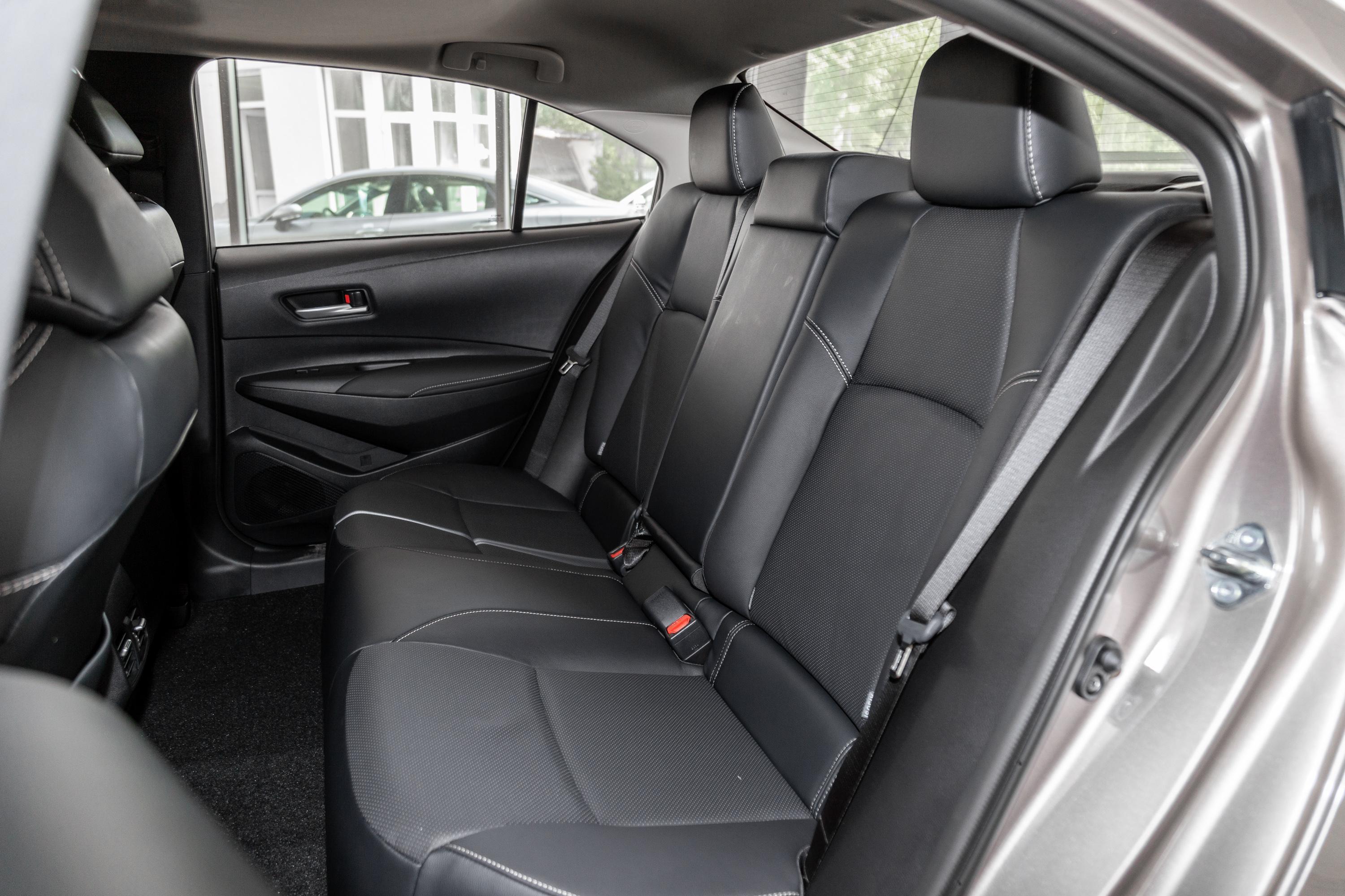 卡罗拉内饰后排发动机