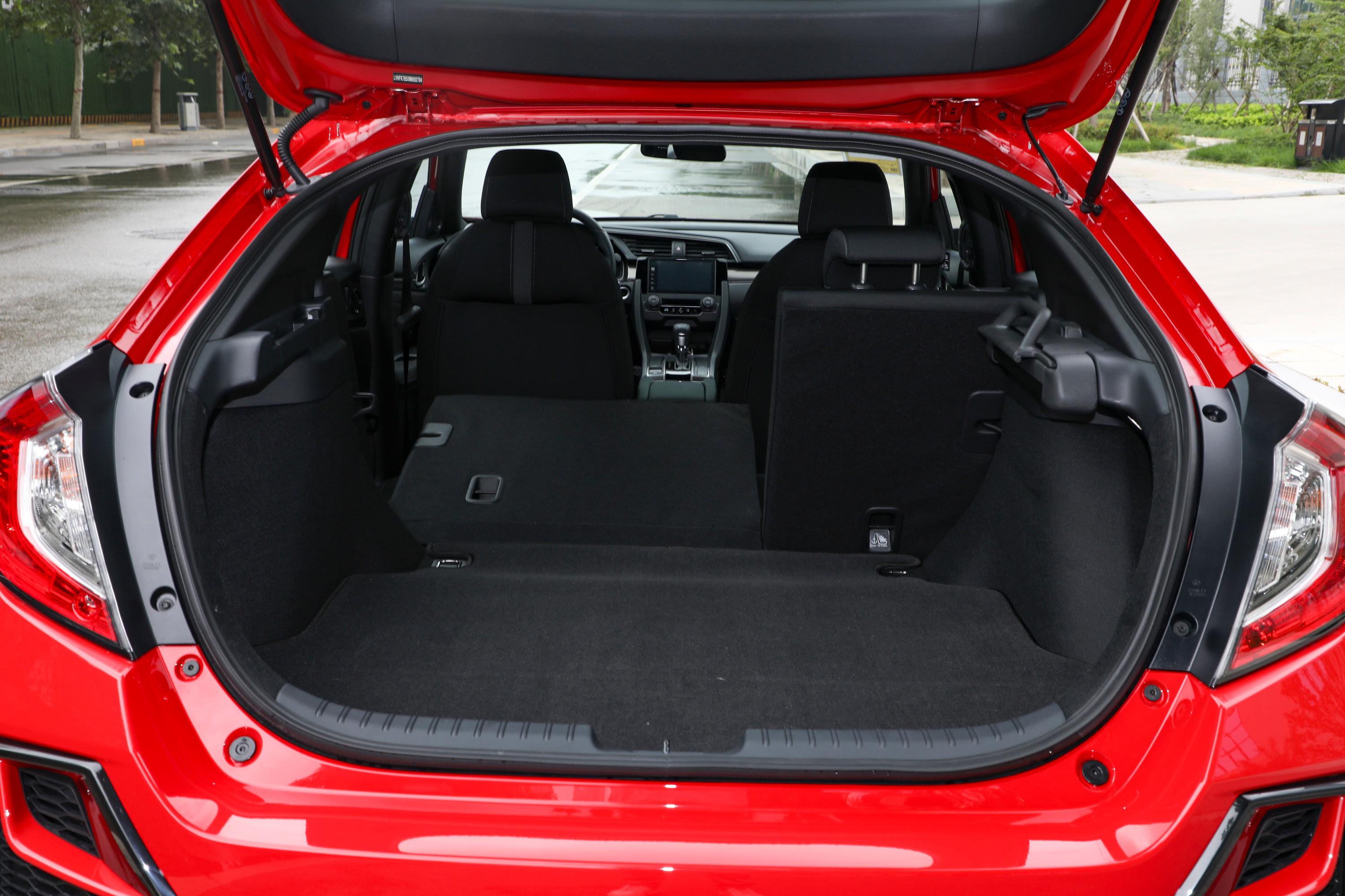 如果需要装一些较大的物件,后排座椅还支持比例放倒,足以满足家用