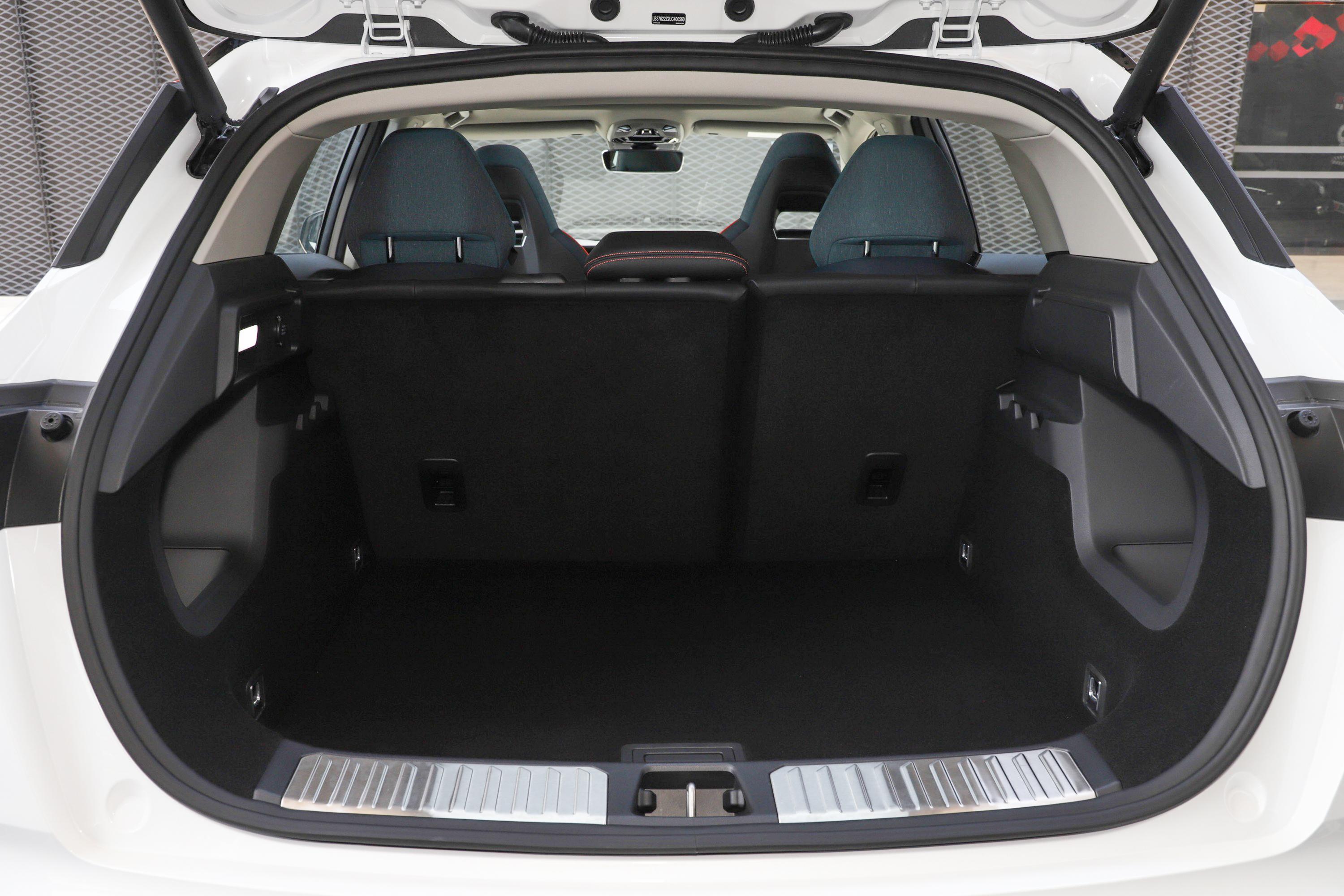 领克06后备厢放两个行李包还是没有问题的,后排座椅不能放倒,这一点