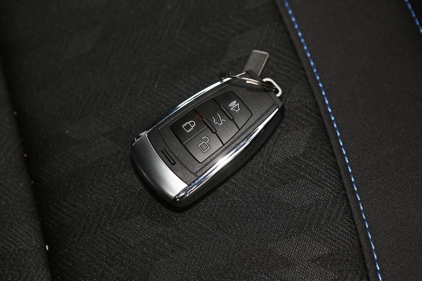 北京bj40bj40 plus 2.3t 手动 尊贵型 国vi钥匙正面