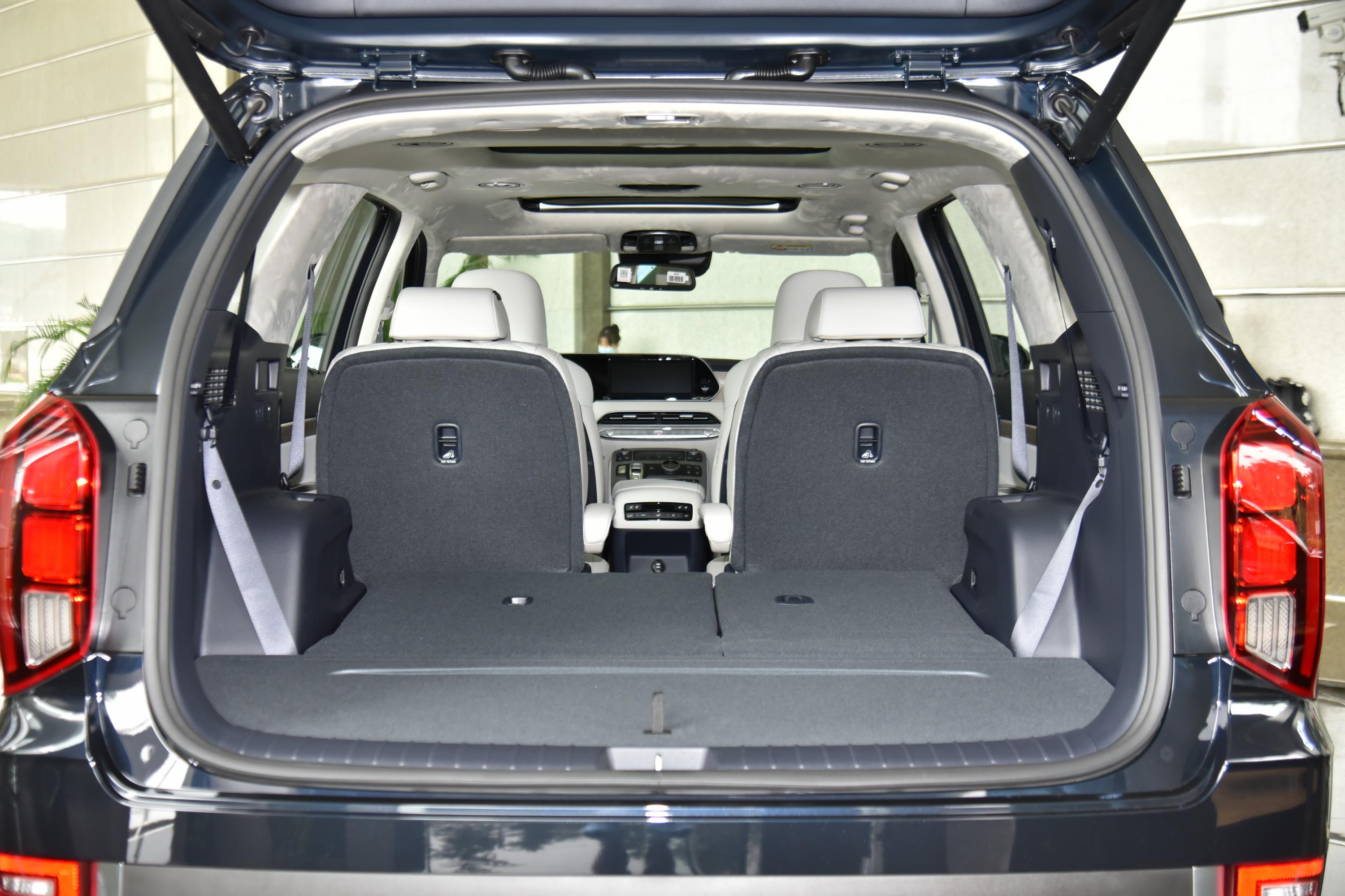 帕里斯帝后备厢空间不错,也能通过放倒后排座椅来扩展储物空间,日常