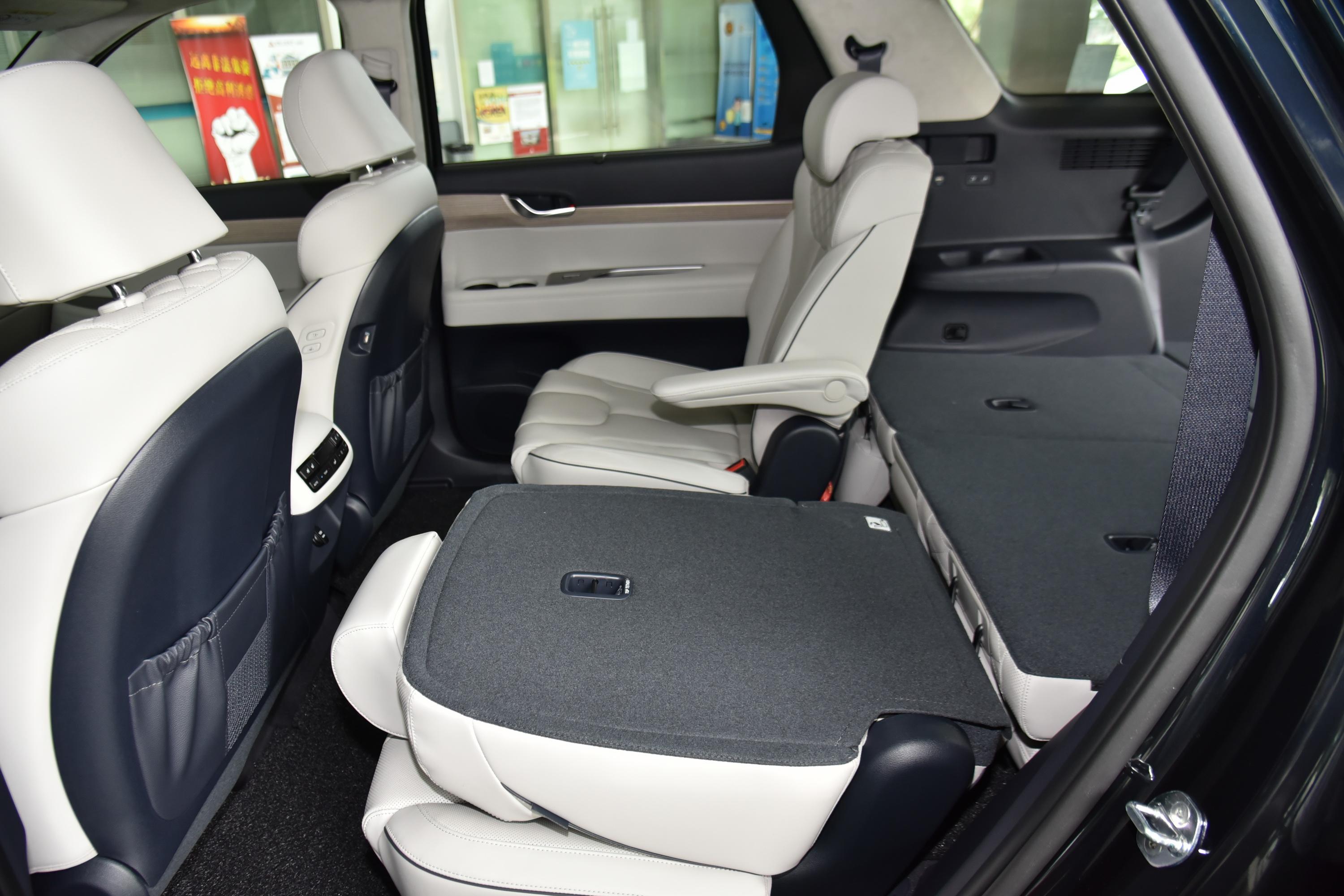 帕里斯帝后排空间表现中规中矩,腿部空间还算富裕,满足日常家用完全没