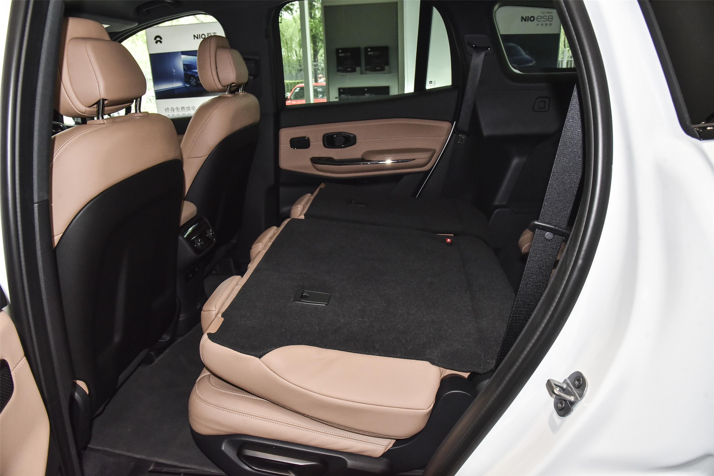 蔚来es8后排空间表现中规中矩,腿部空间还算富裕,满足日常家用完全没