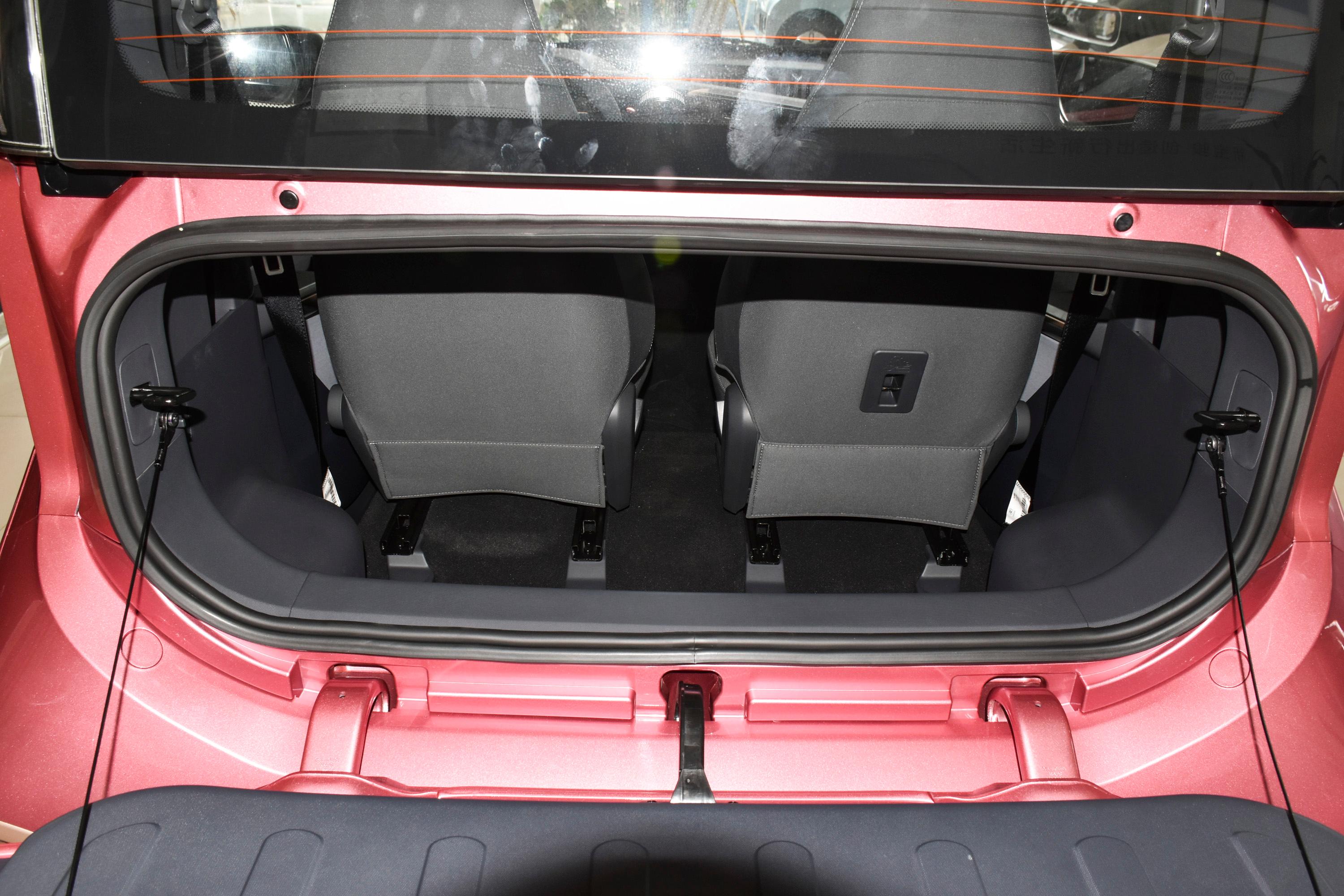 宝骏e200后排空间还算宽敞,头部和腿部空间都有一定的余量,满足日常