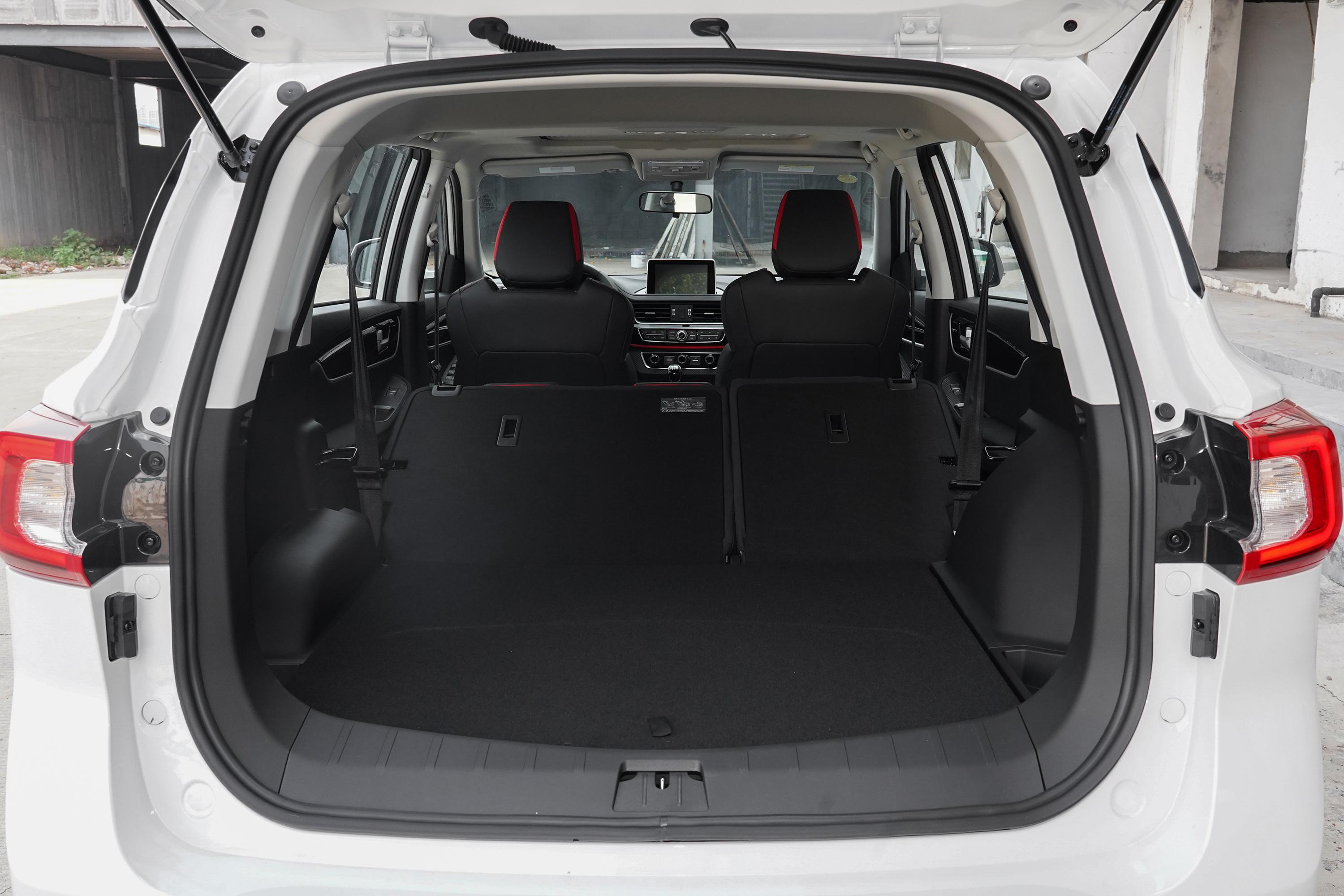 风行t5空间表现不错,腿部头部空间都挺舒适,带来更好的乘坐感受.