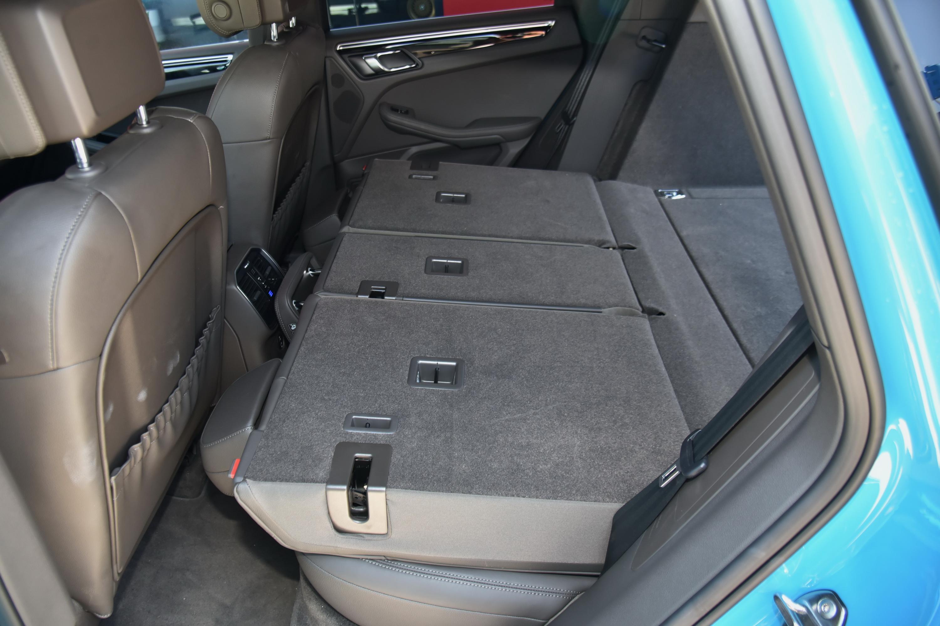 macan后备厢放两个行李包还是没有问题的,后排座椅不能放倒,这一点