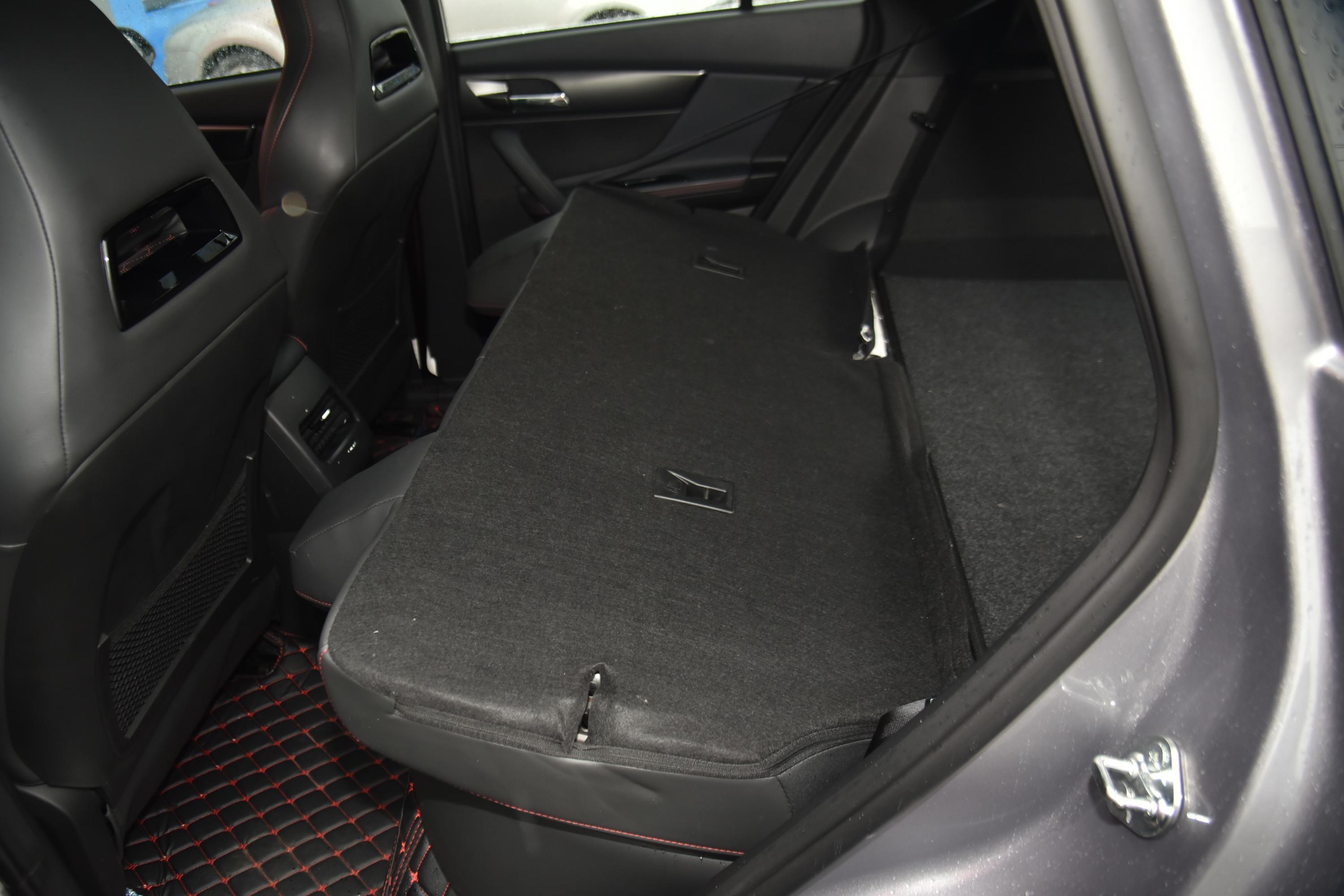 海马8s后备厢空间可利用率很高,装载能力也较为出色,后排座椅支持比例