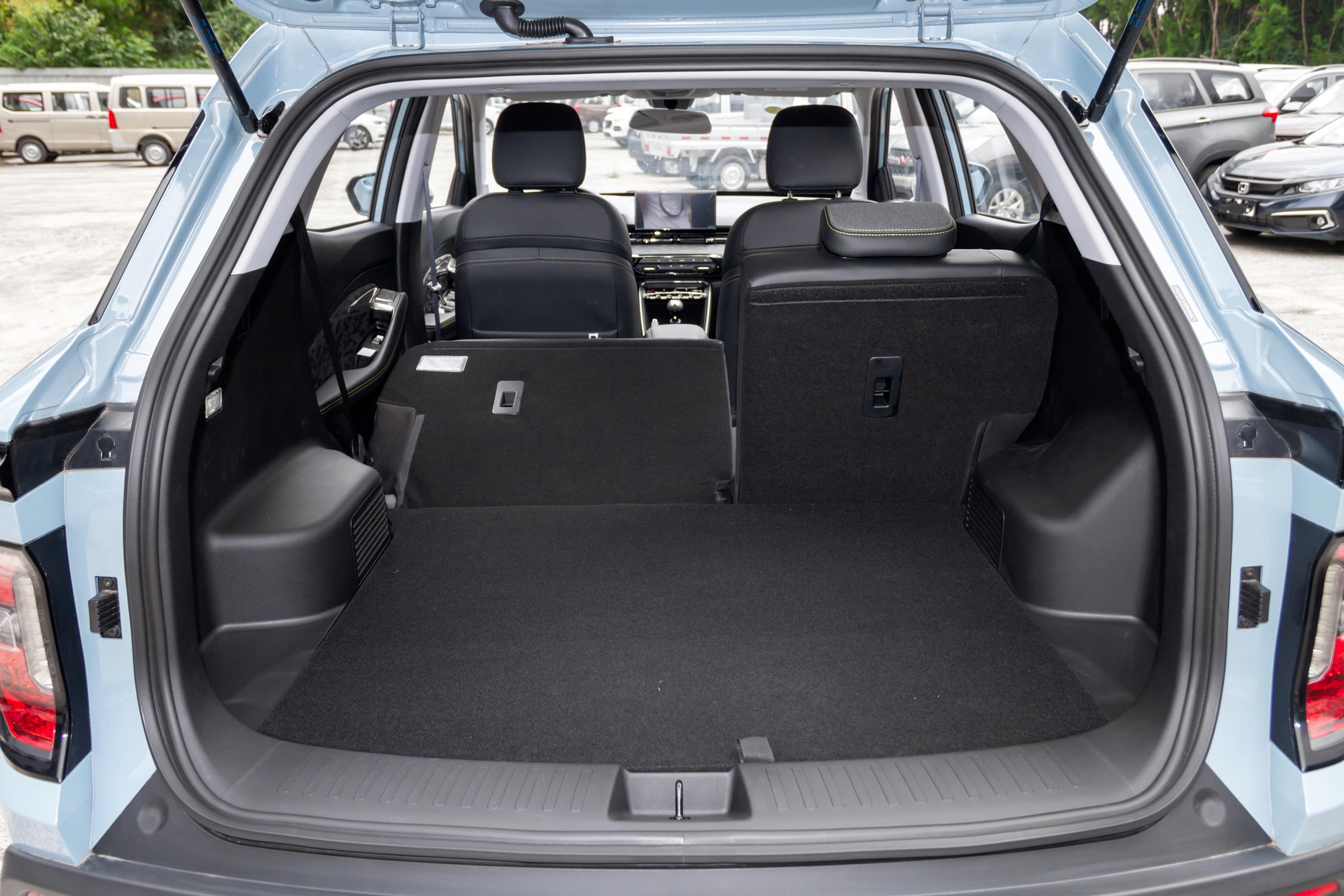 宝骏rs-3后备厢空间大小符合它家用的定位,一家人出行的置物空间可以