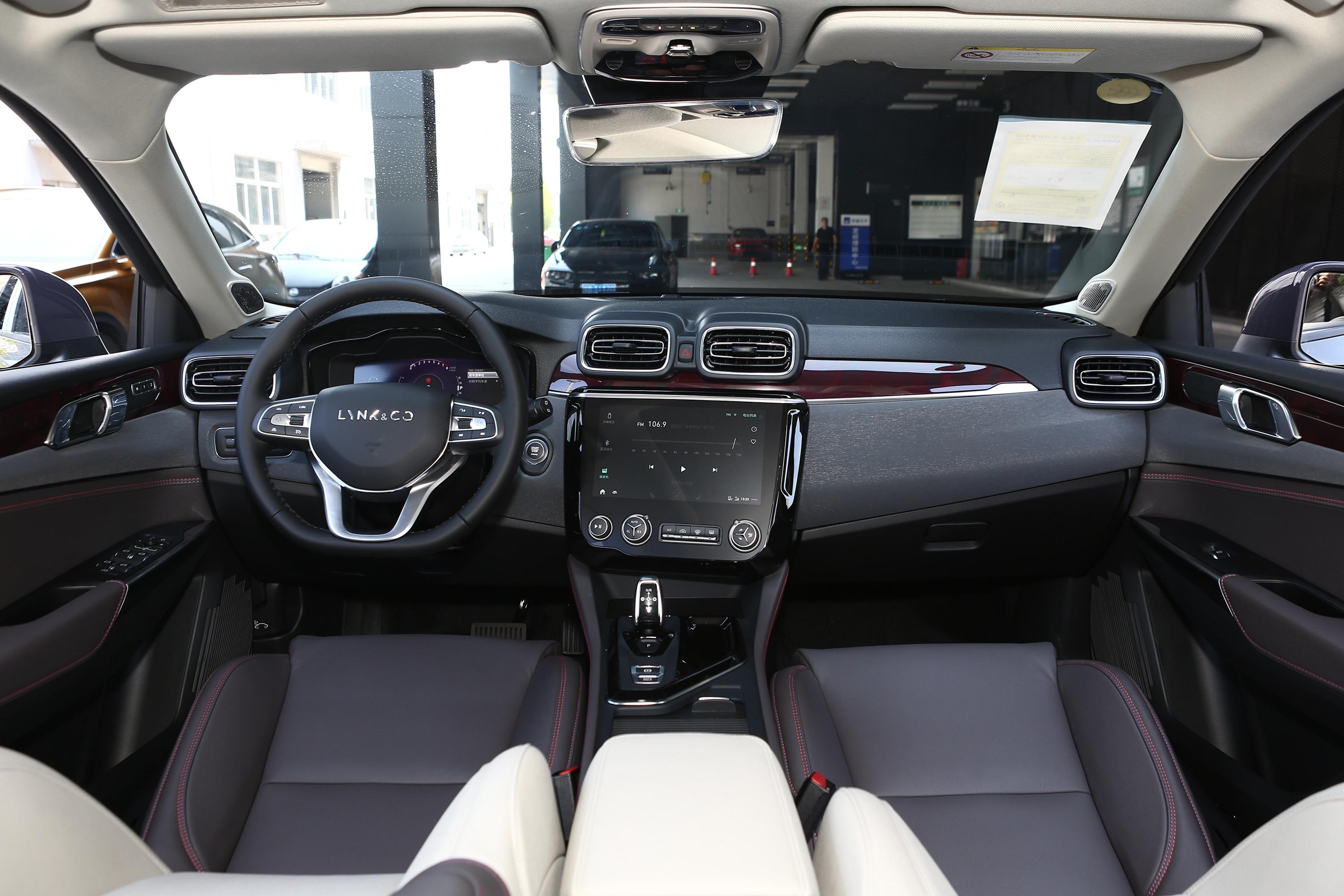 全新领克02车内饰精致,在车内有家一般的感觉.