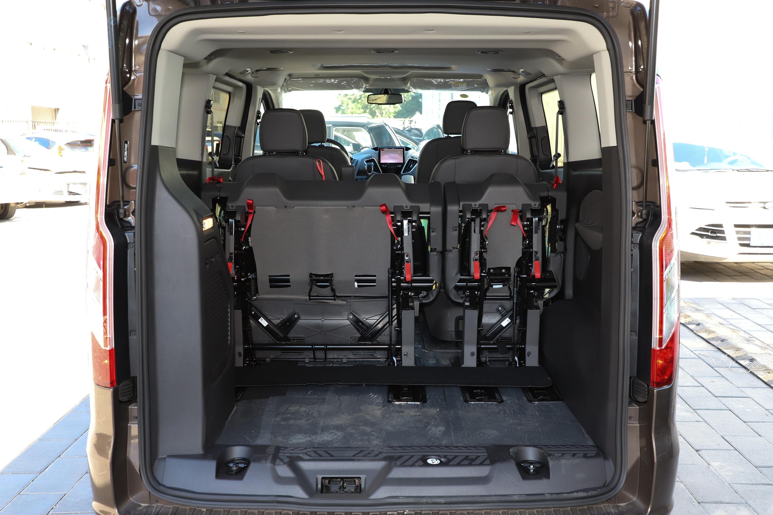 途睿欧空间表现不错,腿部头部空间都挺舒适,带来更好的乘坐感受.