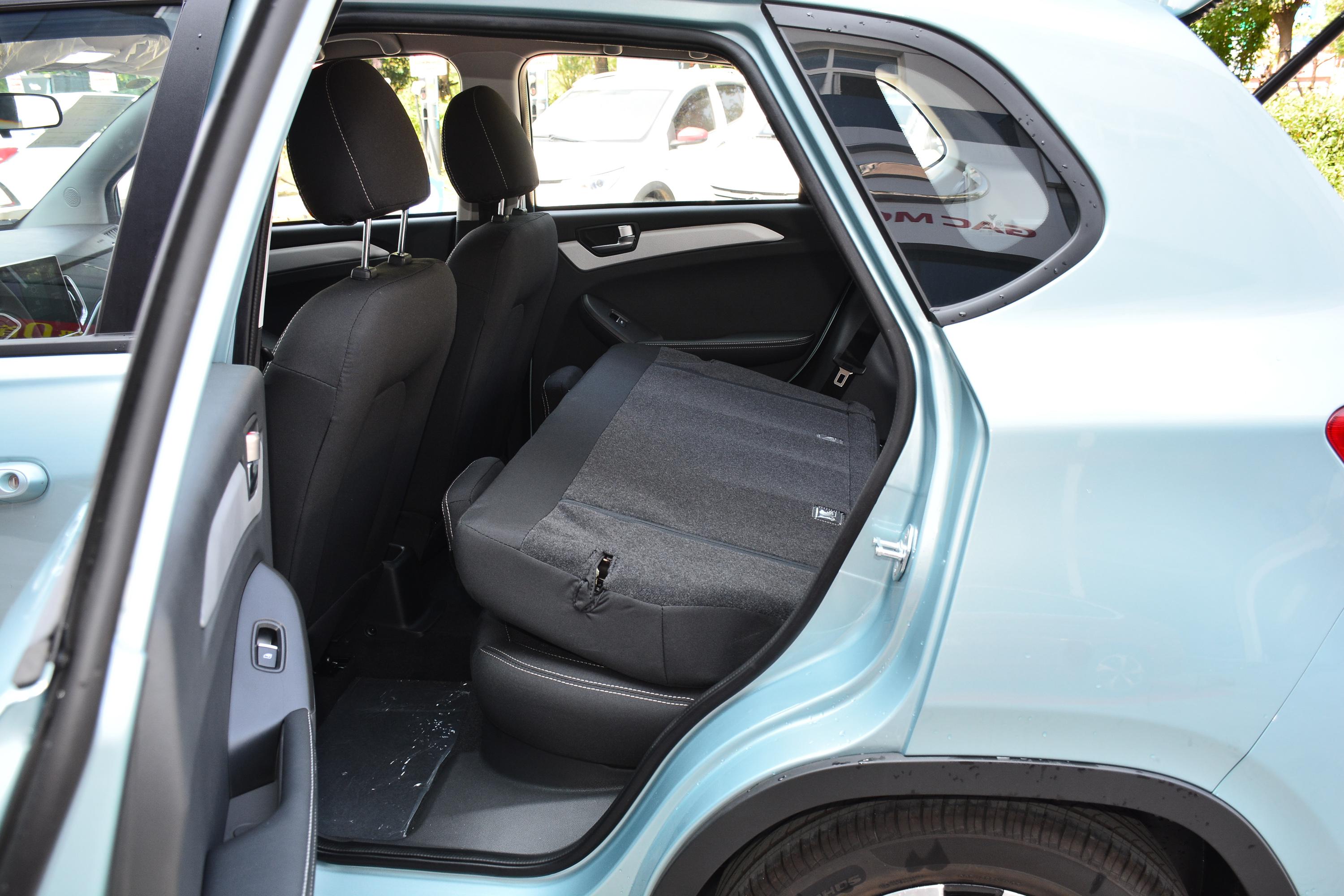 哪吒n01后备厢空间可利用率很高,装载能力也较为出色,后排座椅支持