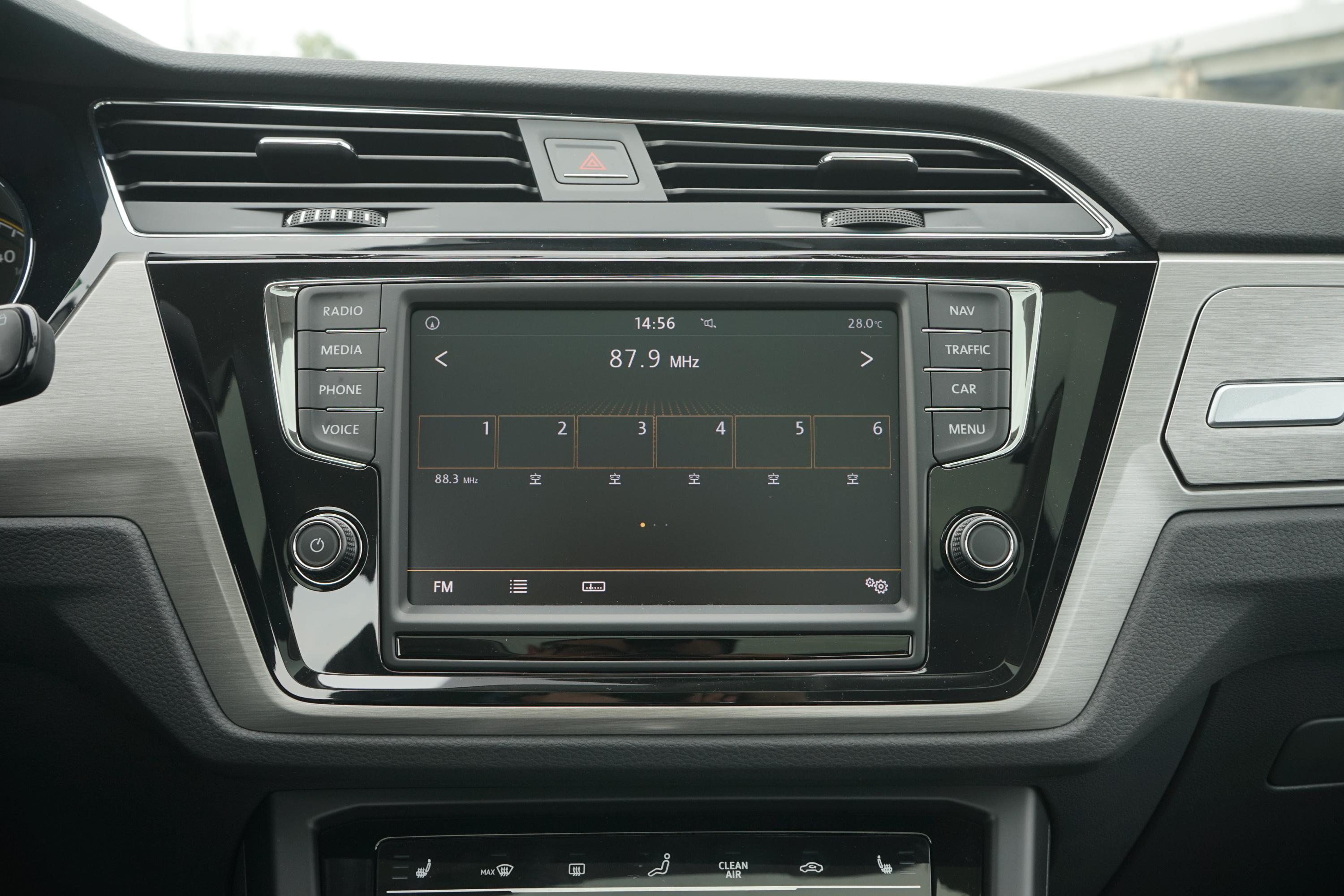 接下来看下配置,途安l配备驾驶模式选择,遥控中控,后雨刷,车内氛围灯