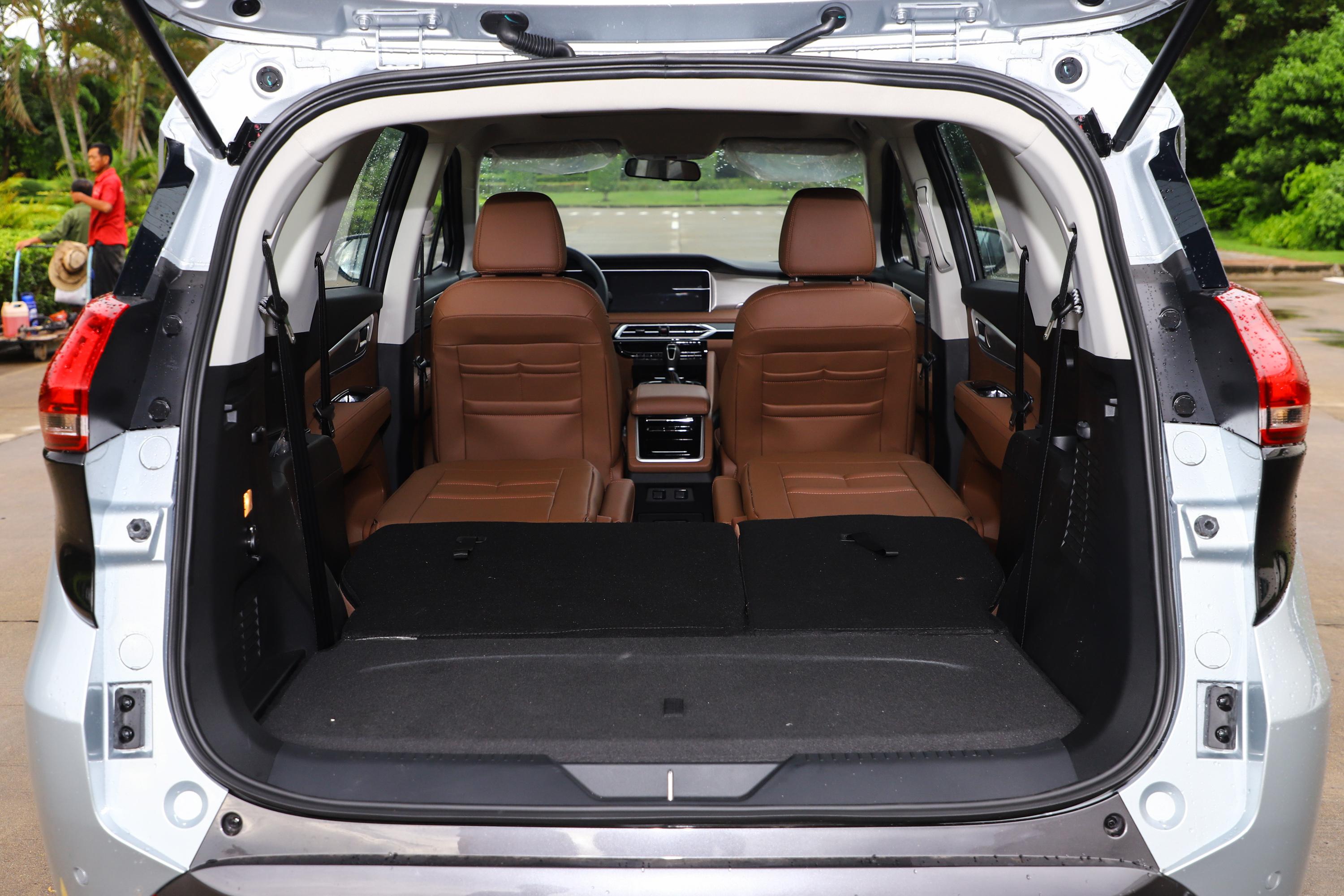 海马7x后备厢空间表现还可以,旅途出行有大件物品的话,可以放倒后排