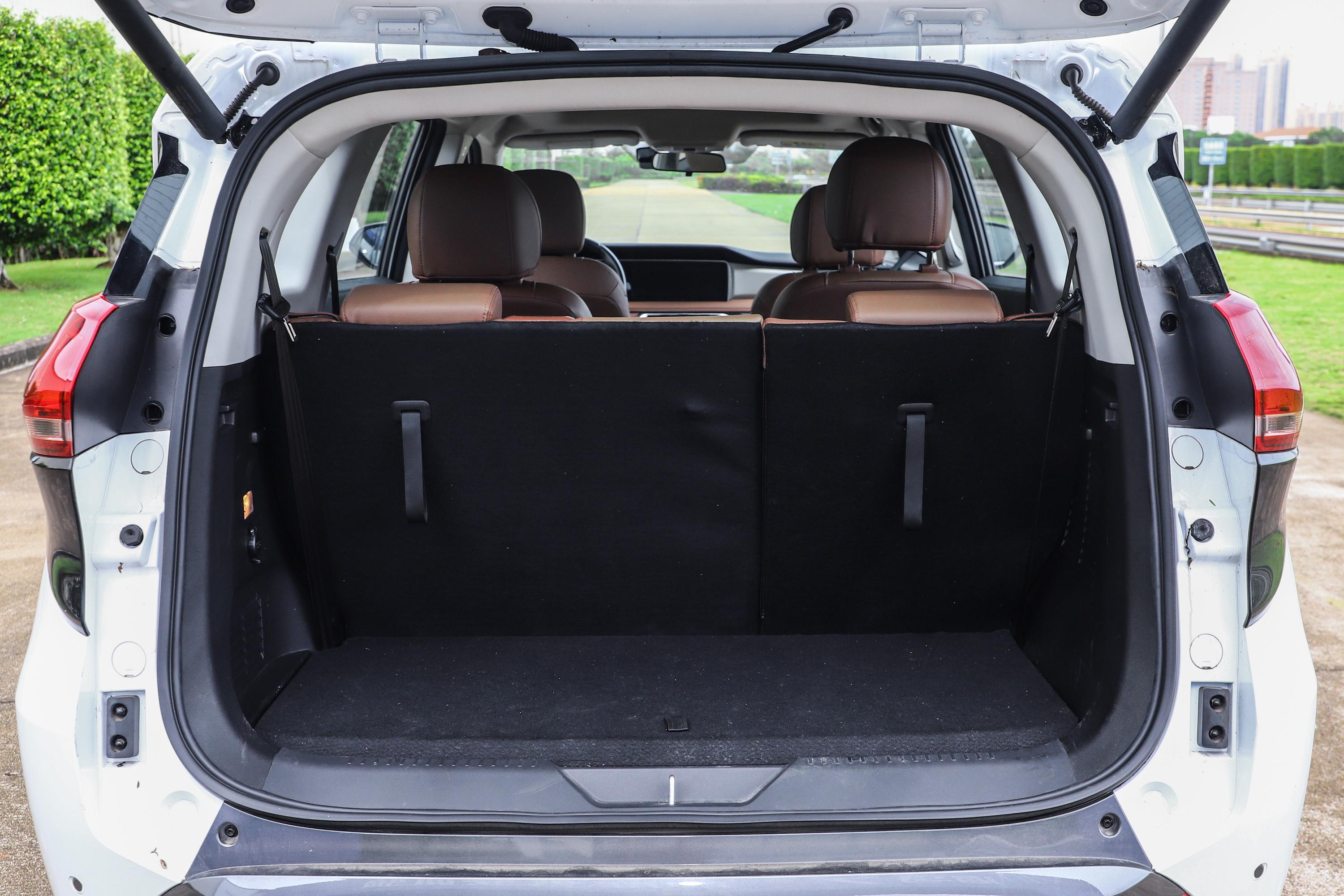 海马7x后备厢空间表现中规中矩,如果需要装一些较大的物件,后排座椅还