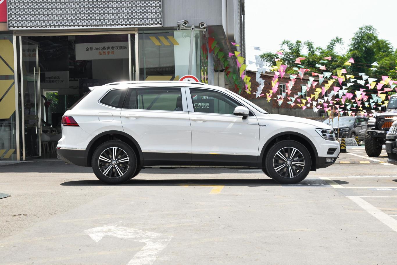 途观l330tsi 双离合 两驱 全景舒适版 国vi正侧车头向右水平