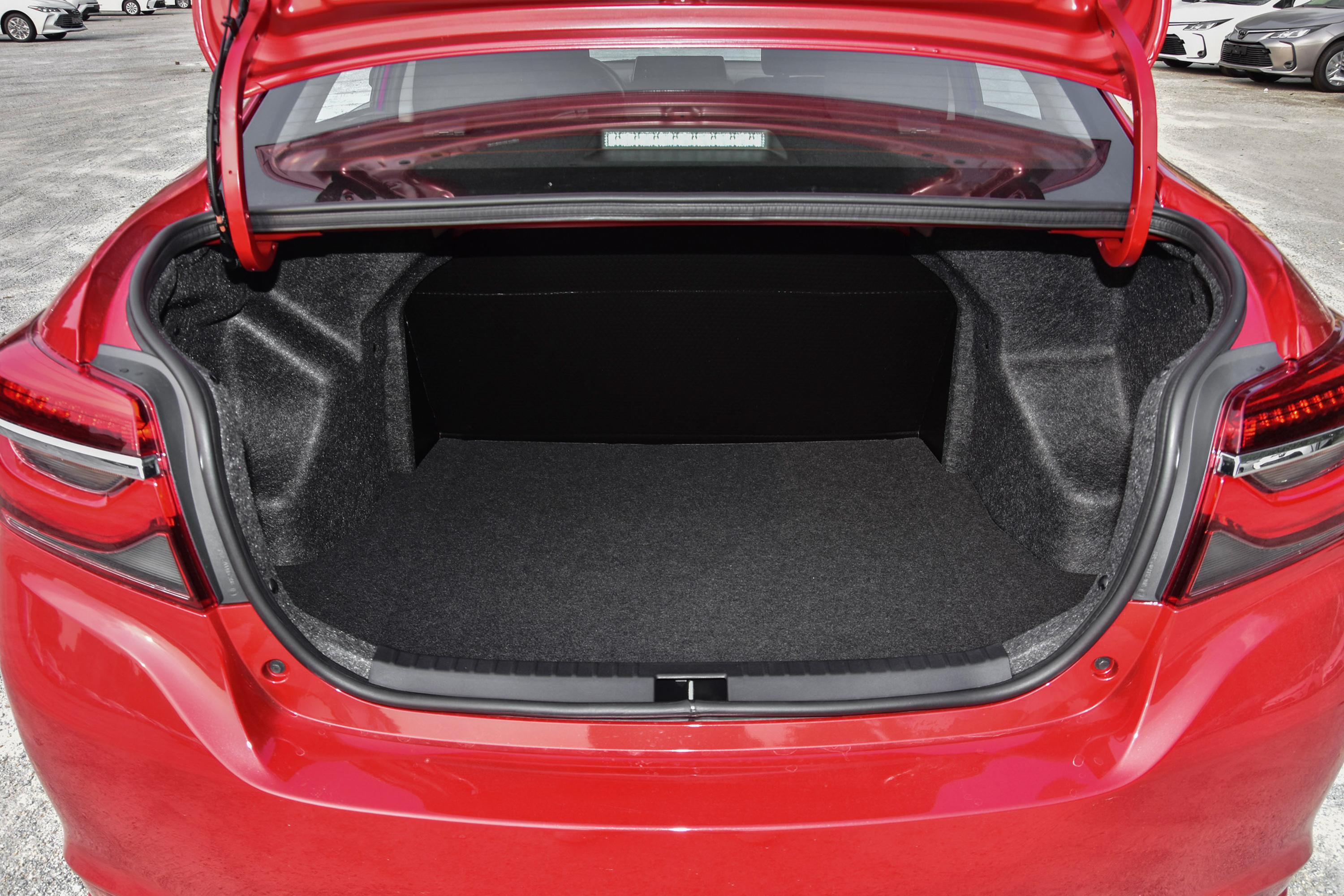 威驰后备厢空间表现中规中矩,如果需要装一些较大的物件,后排座椅还