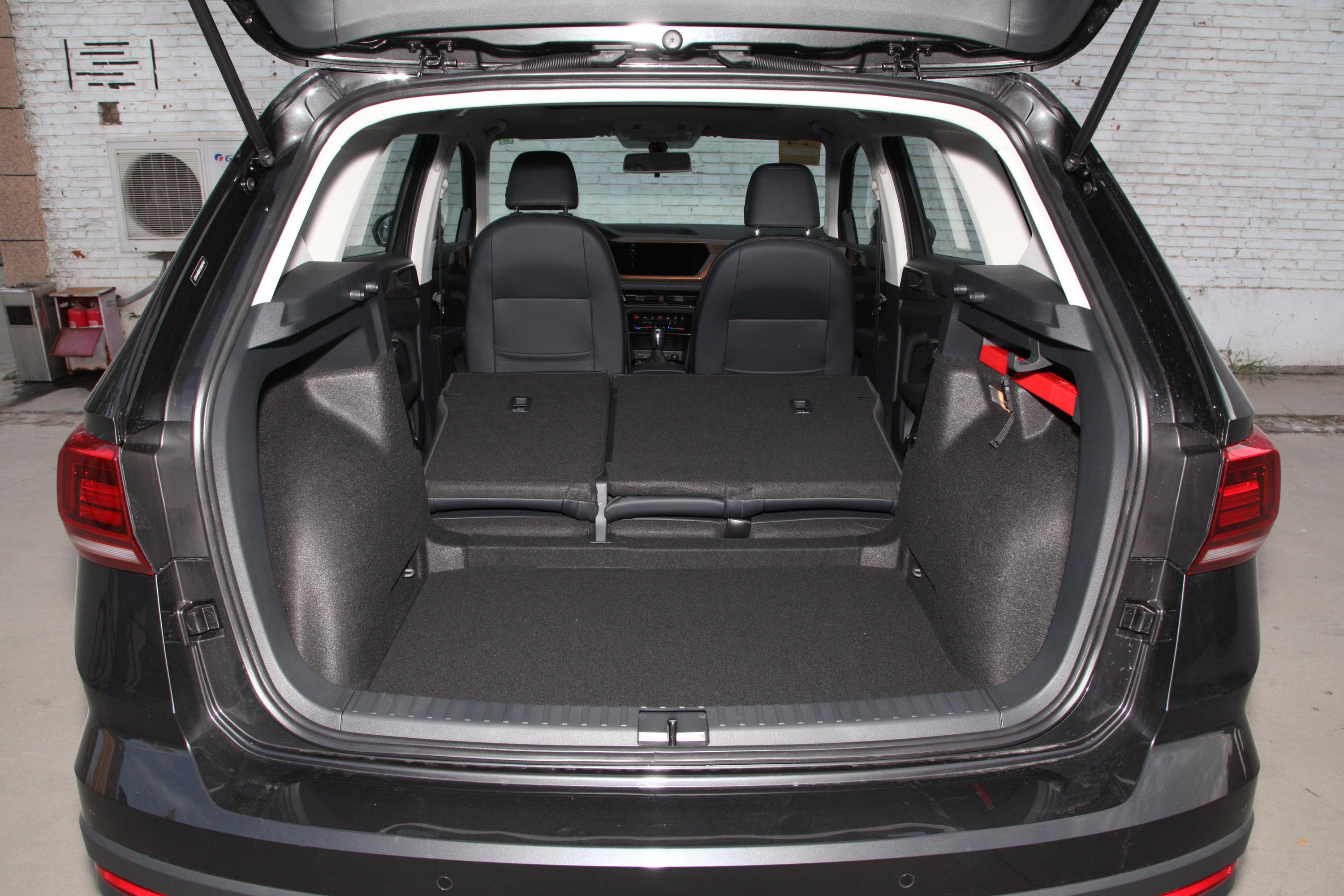 途岳后备厢空间整体表现比较优秀,造型规整,方便人员拿取行李.