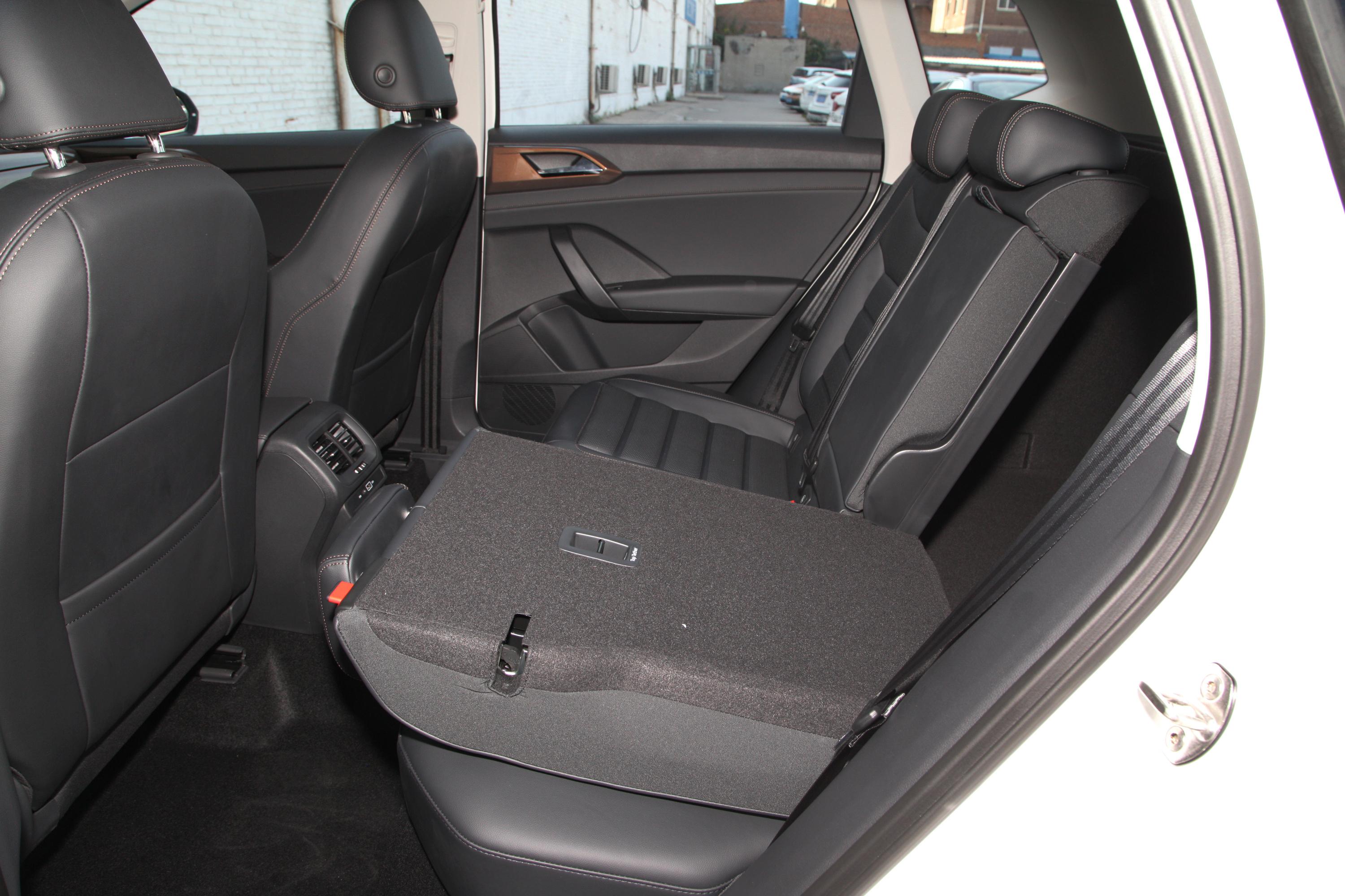 途岳后备厢空间表现还算不错,放倒后排座椅后,能够进一步扩展空间,载