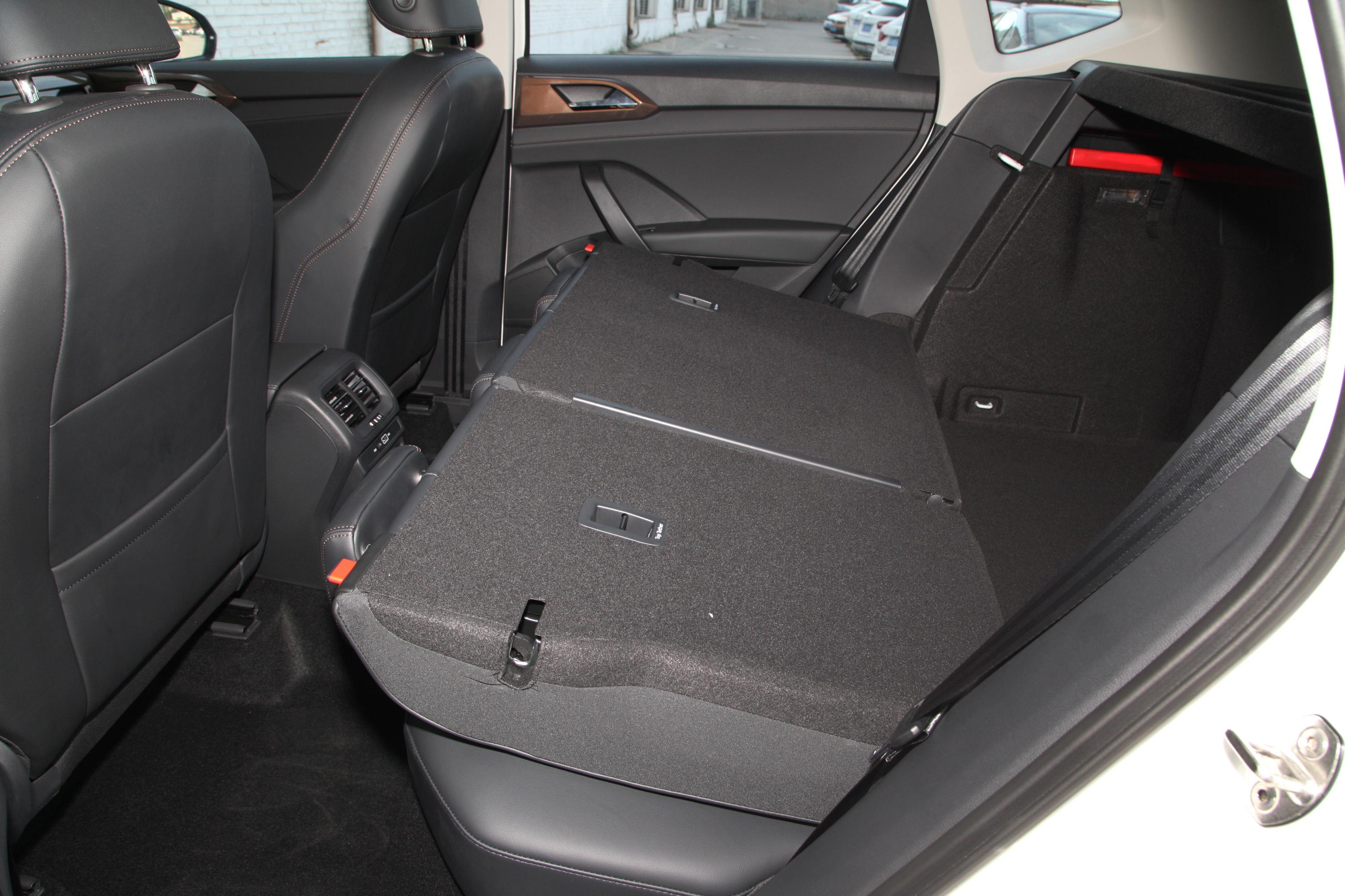 途岳后备厢空间的表现比较不错,开口大小符合它的定位,一家人的置物