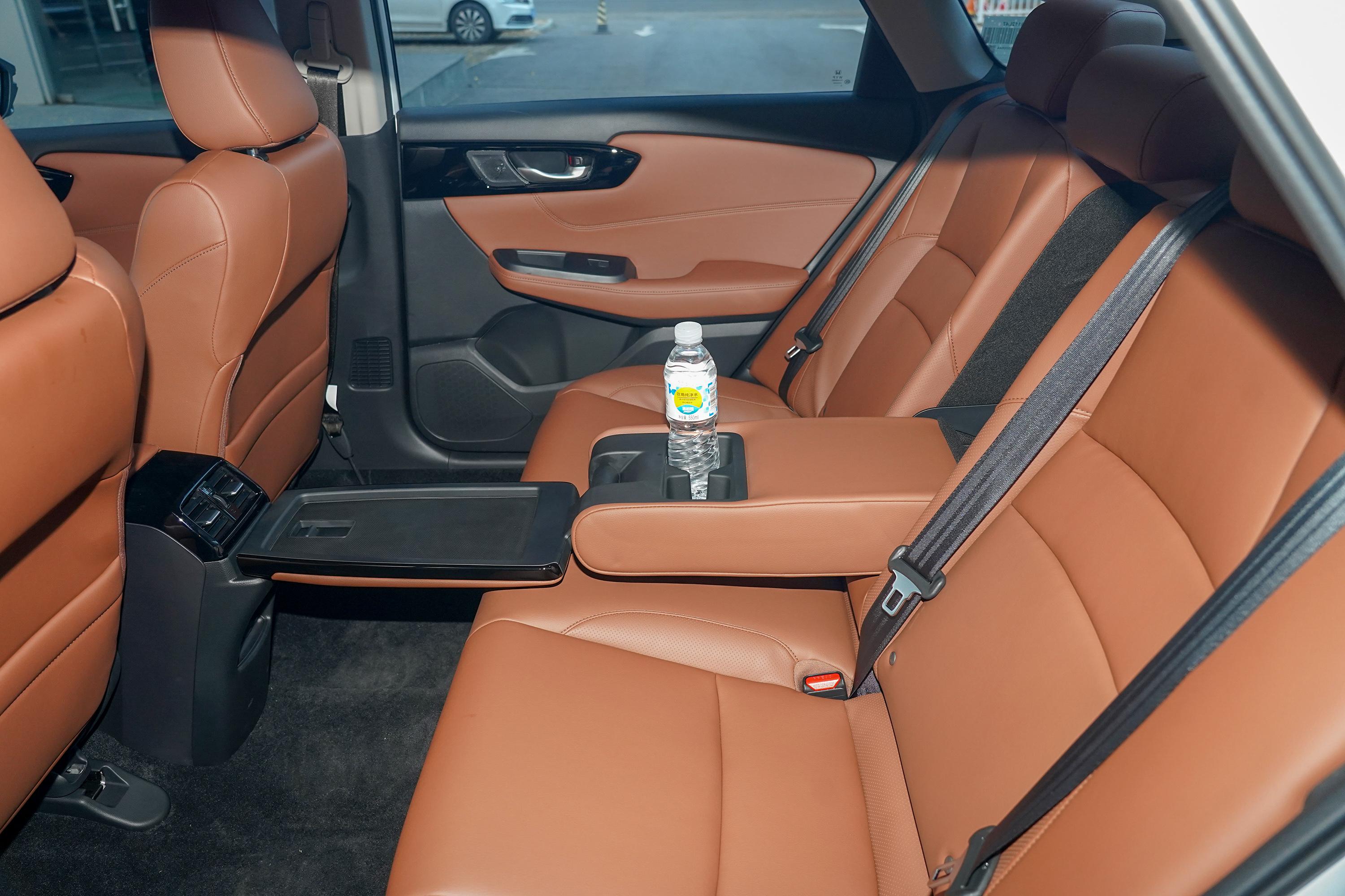 享域后备厢空间表现还可以,旅途出行有大件物品的话,可以放倒后排座椅