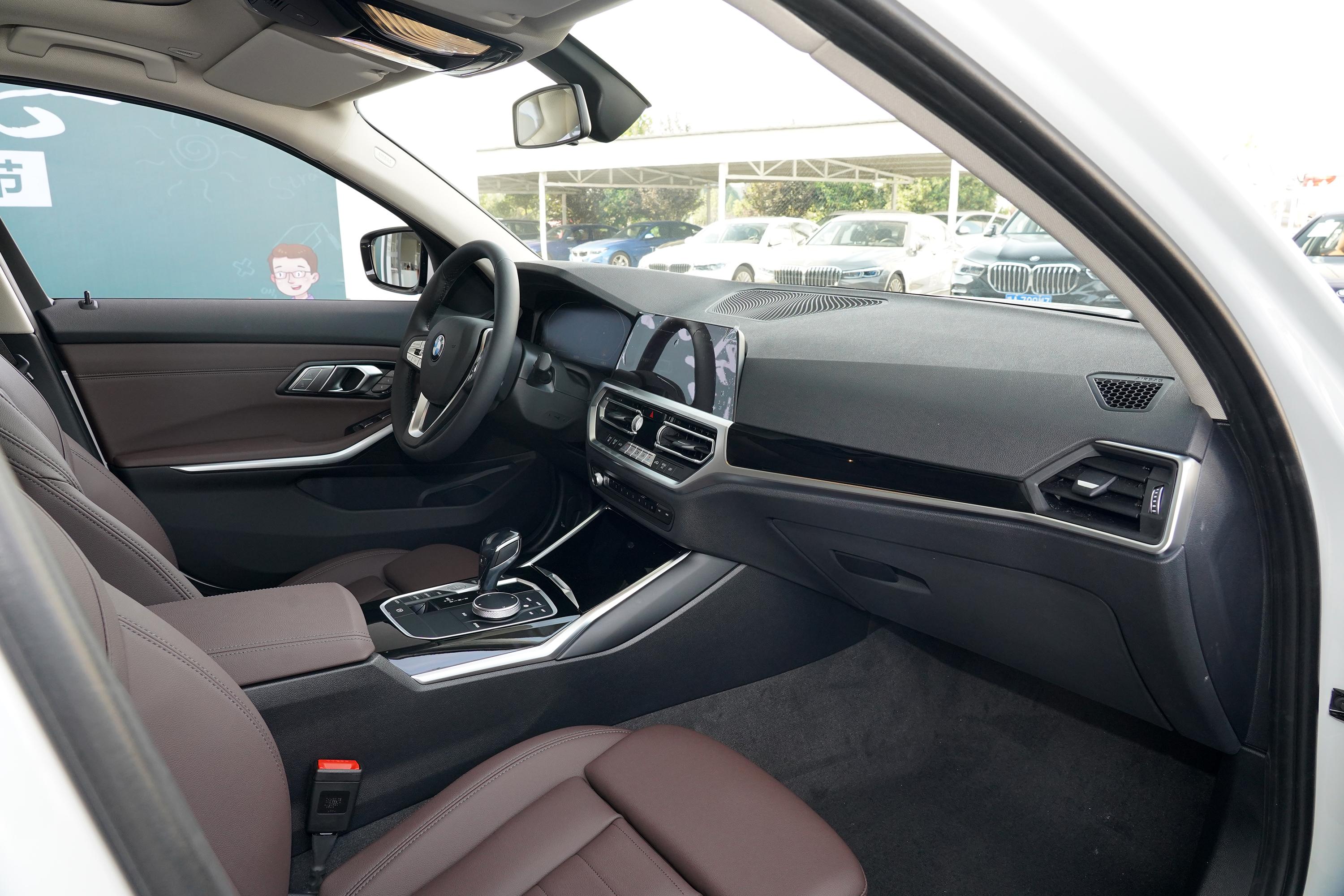 宝马3系内饰_空间_动力