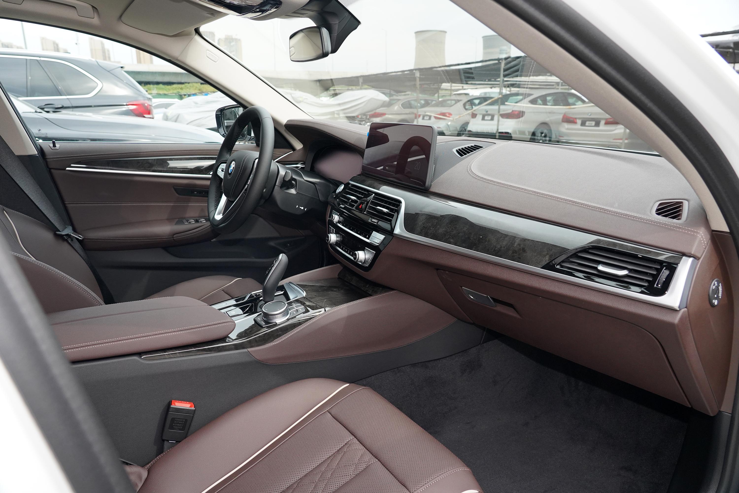 内饰方面,新车与现款车型的差异不大,依旧采用宝马家族化设计语言