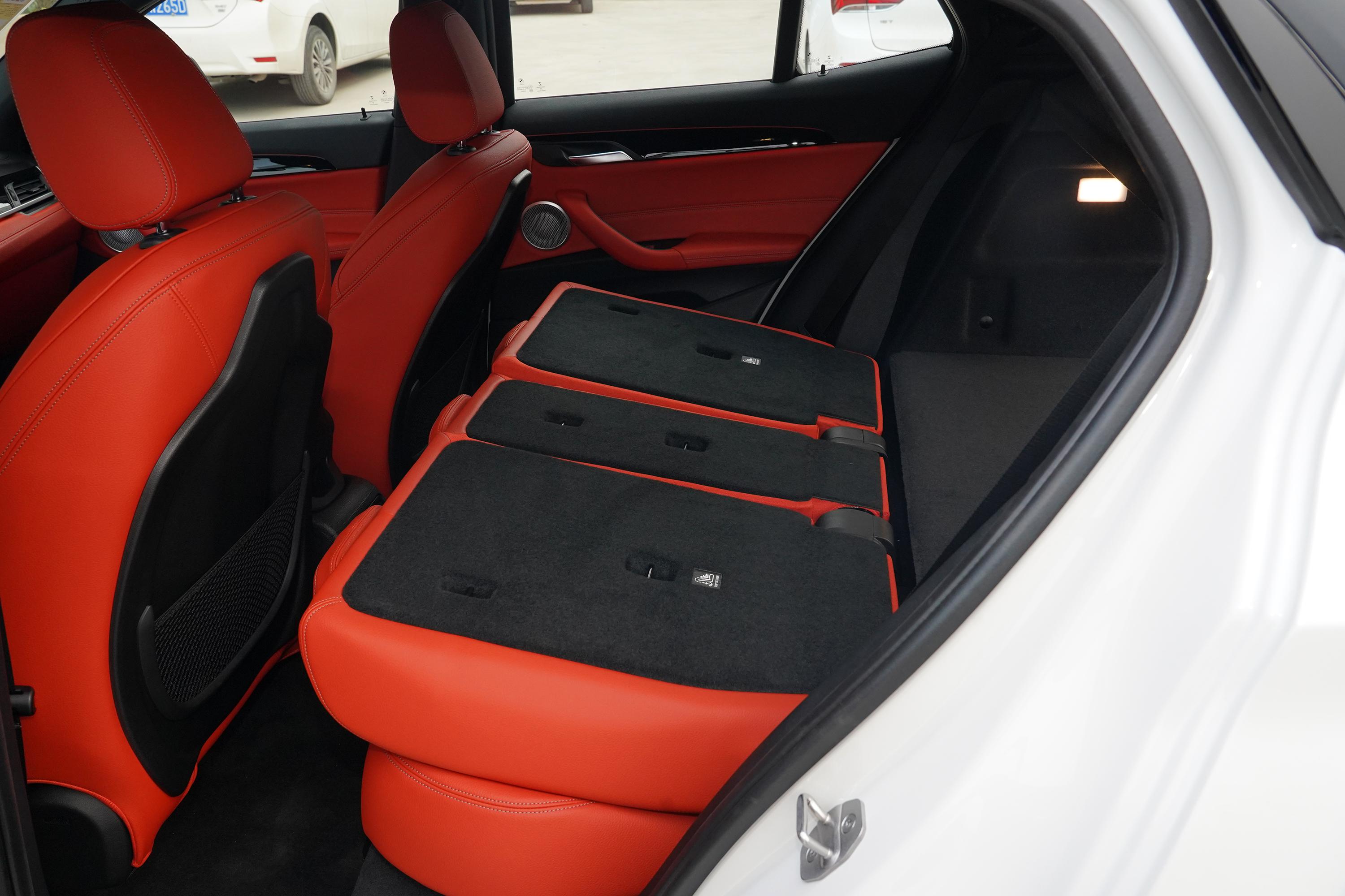 宝马x2后备厢空间表现中规中矩,如果需要装一些较大的物件,后排座椅还