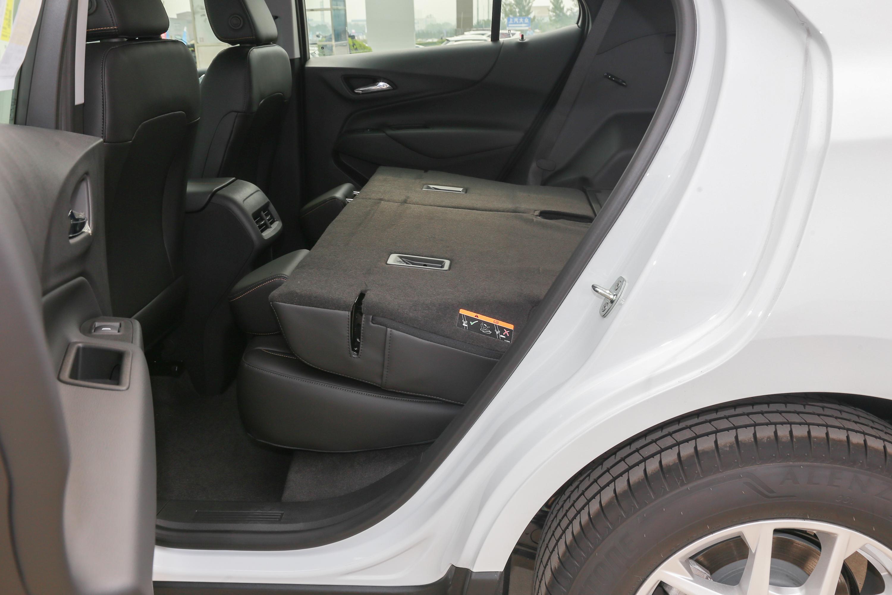 探界者后备厢空间表现还算不错,放倒后排座椅后,能够进一步扩展空间