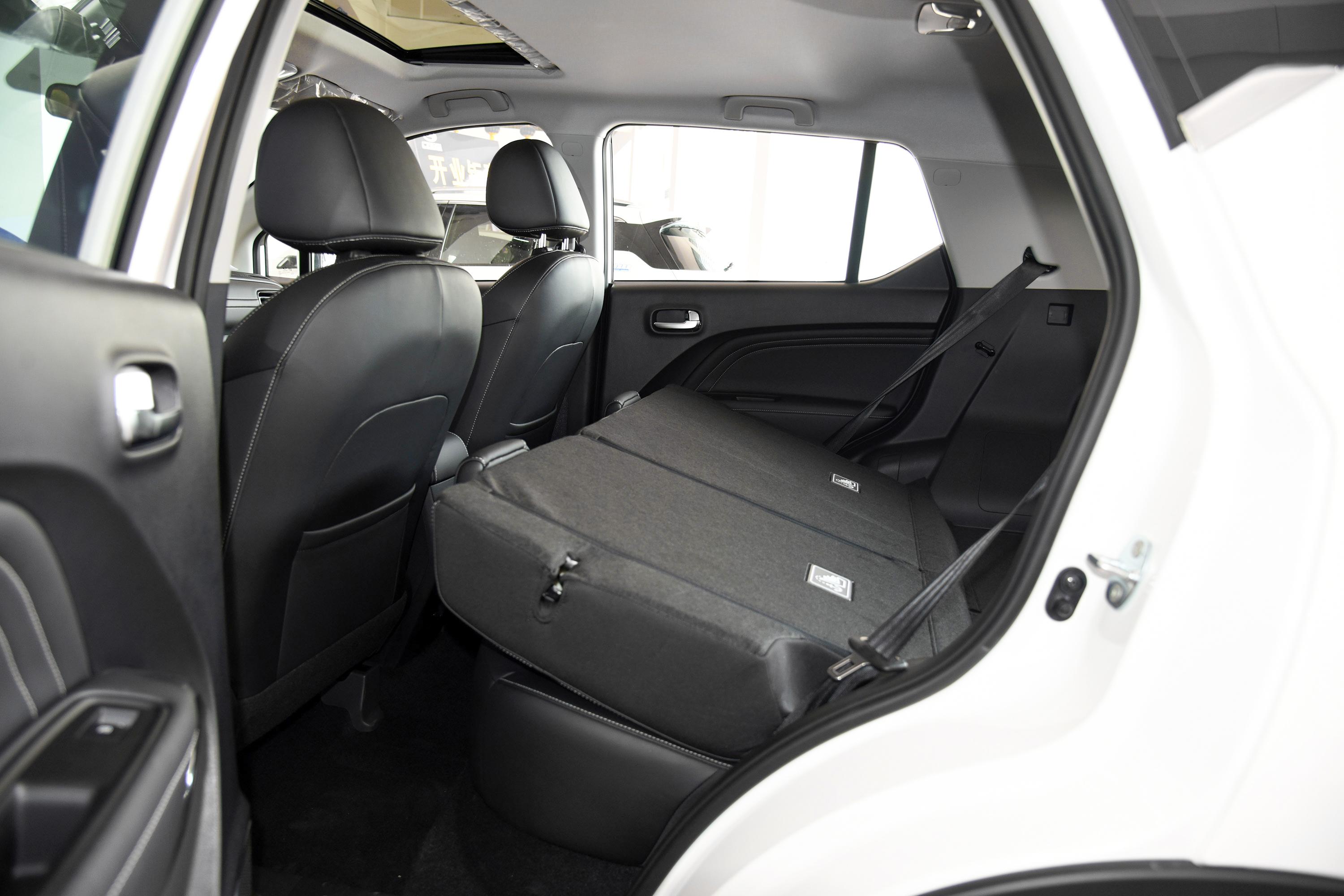 传祺gs3后备厢空间表现还算不错,放倒后排座椅后,能够进一步扩展空间