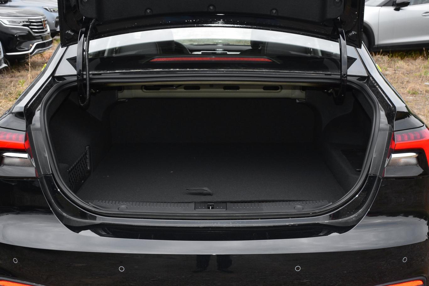 荣威ei6 max 插电混动1.5t phev爽酷天幕版后备厢空间特写