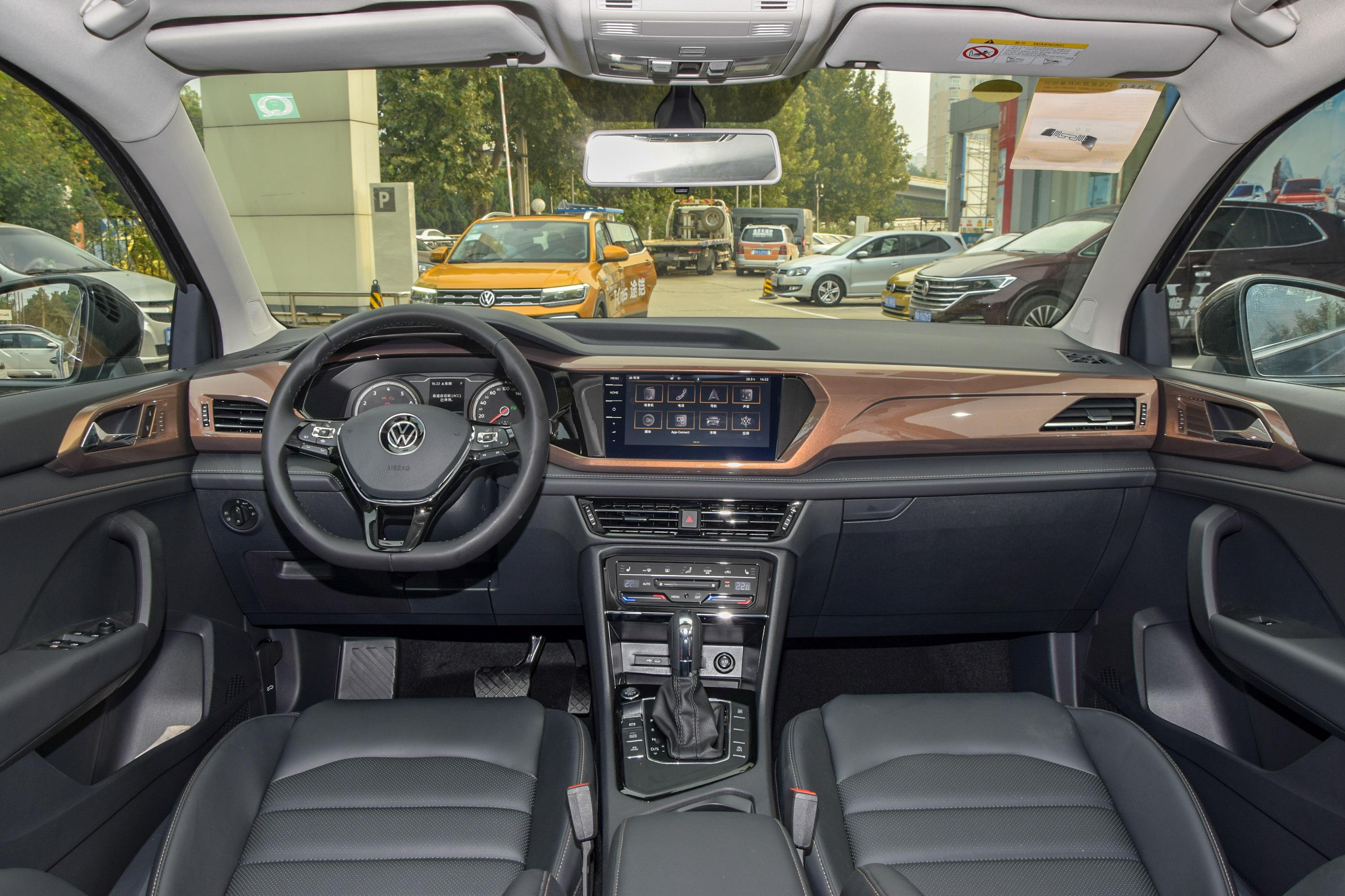 内饰部分,途岳继承了大众t-rocr的设计语言,并配备全液晶仪表盘,提升