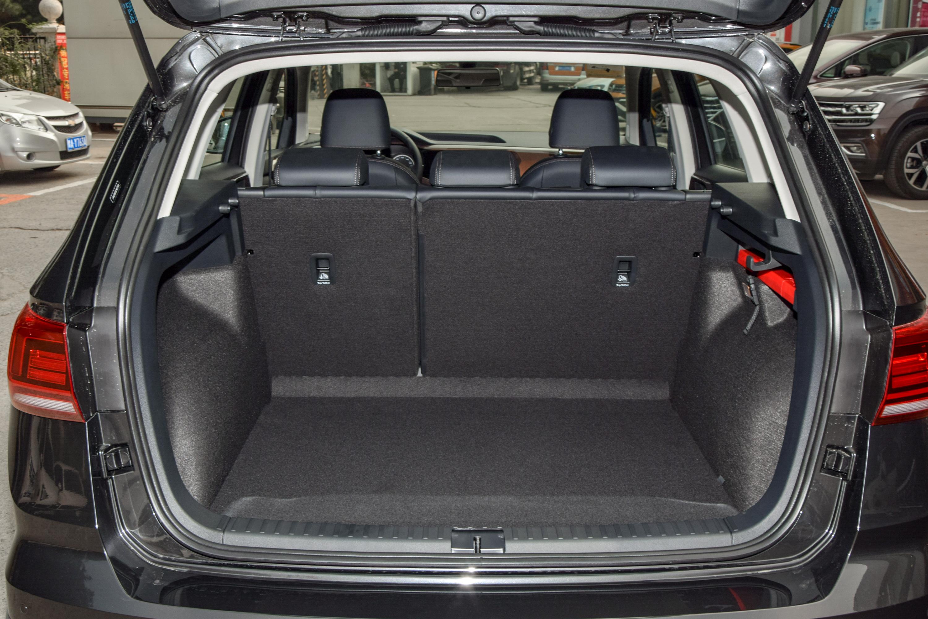 途岳后备厢空间的表现比较不错,开口大小符合它家用车的定位,一家人的