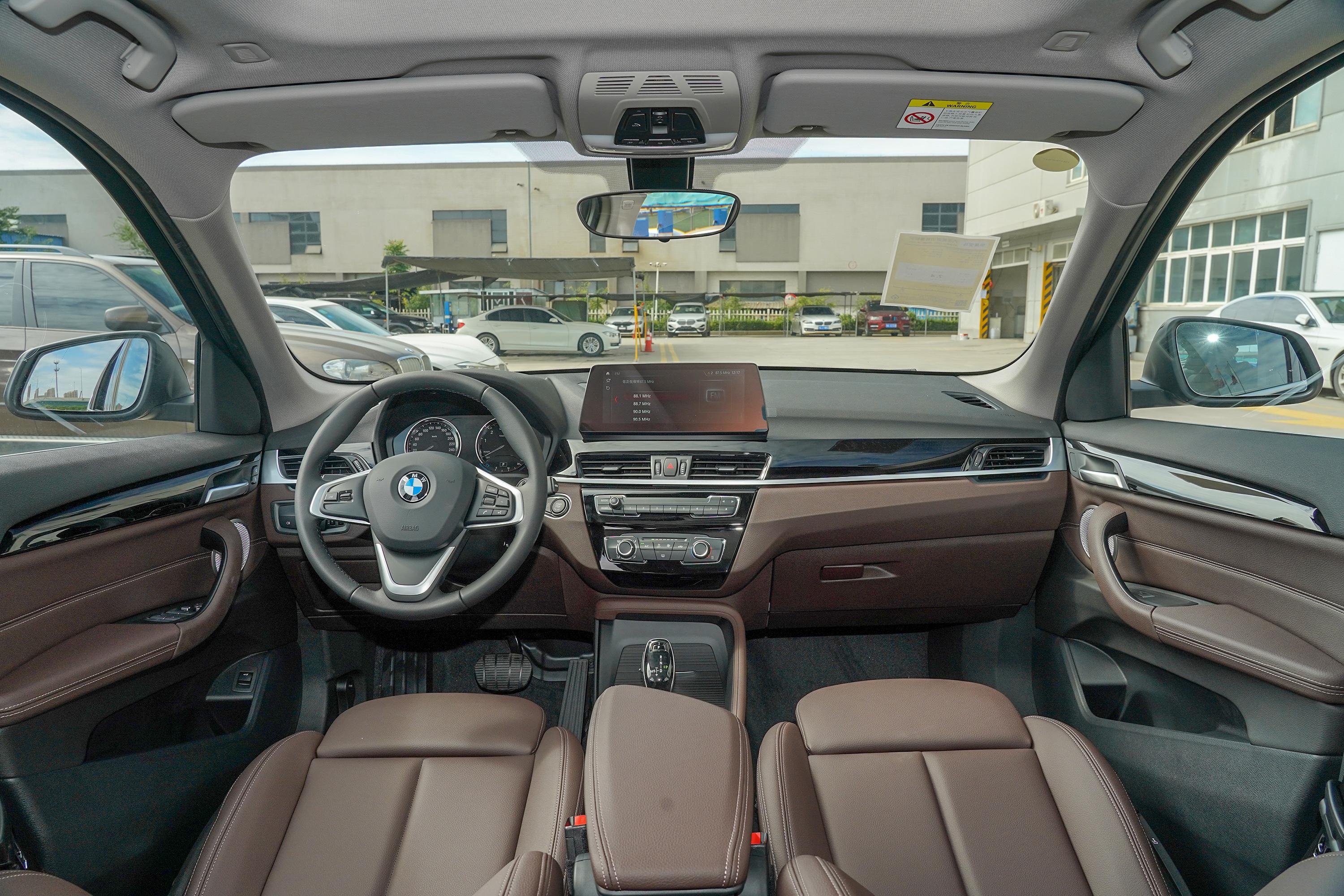 全新宝马x1内饰整体漂亮,在车内有家一般的感觉.